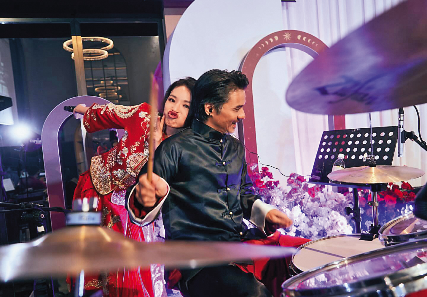 舒淇（左）與馮德倫（右）結婚8年來，不時在社群搞笑秀恩愛，很受粉絲歡迎。	（翻攝自舒淇IG）