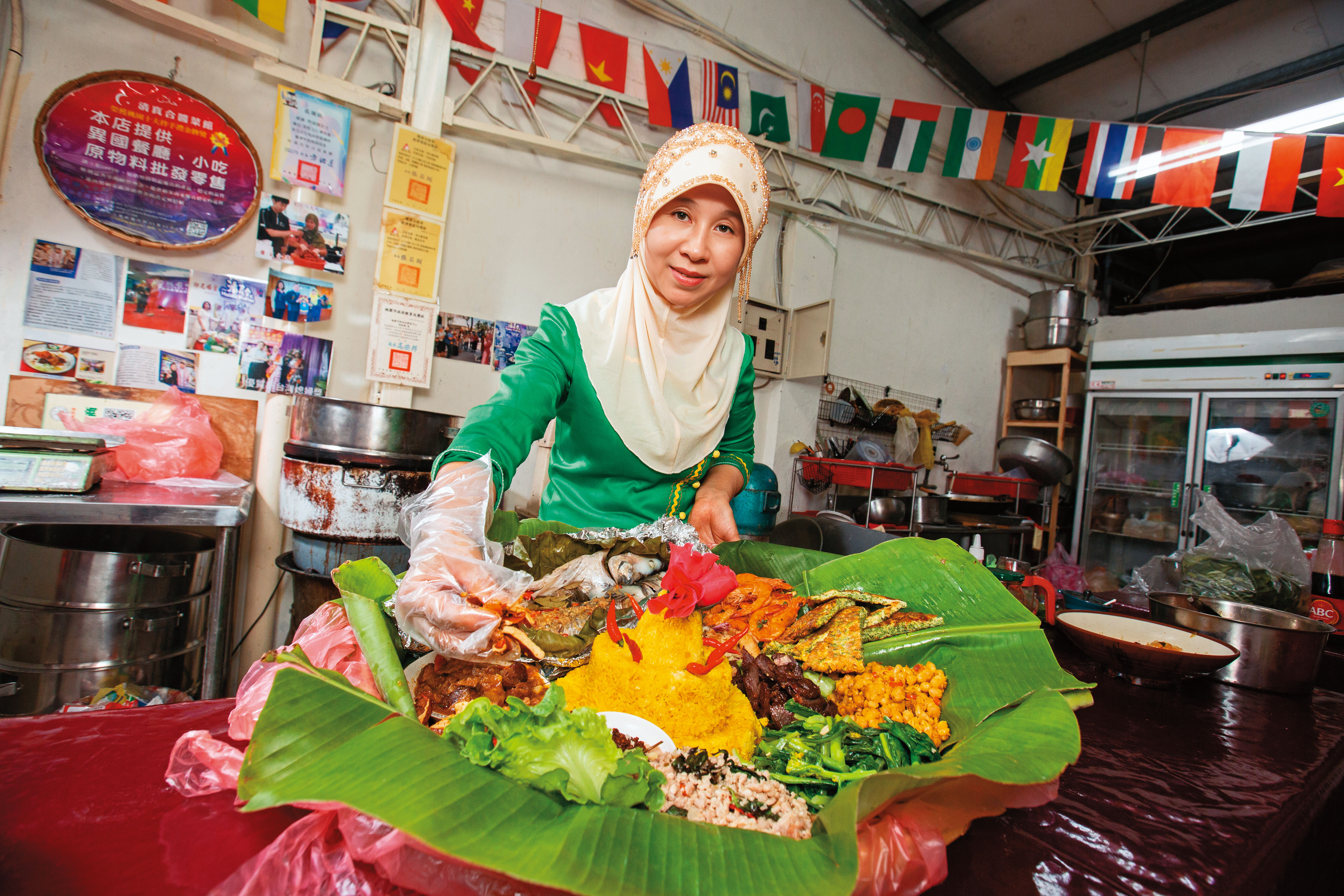 閃淑娟5年多前開店，用自製醬料料理出各地口味菜色，提前預訂就可以吃到如緬甸簸箕飯等清真美食。
