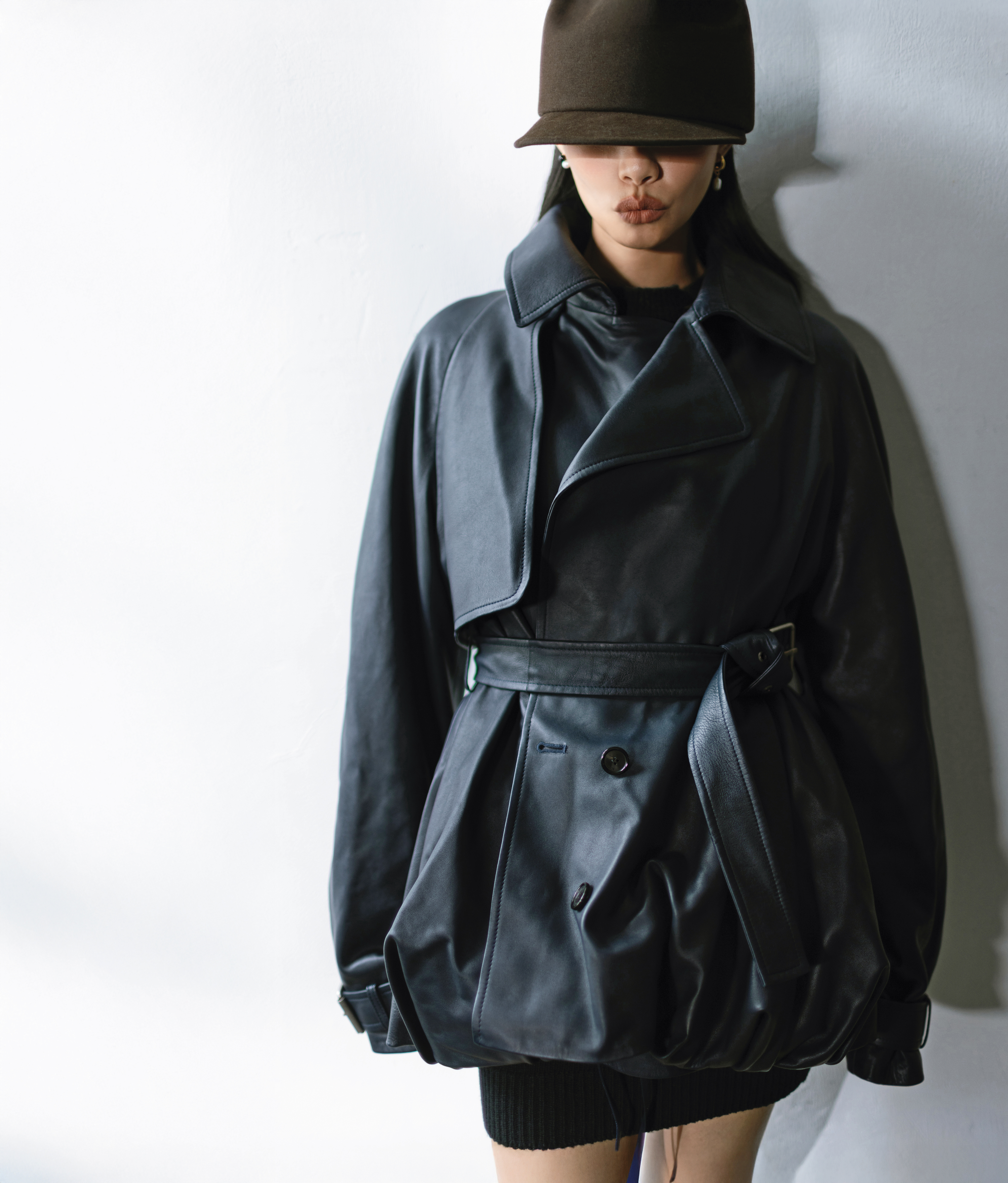 海軍藍納帕小羊皮腰帶夾克 NT$283,000 by LOEWE／標語仿舊針織上衣 NT$28,800 by MOSCHINO／Alma羊毛氈帽 NT$49,000 by Loro Piana／不對稱珍珠耳環 價格店洽 by COS