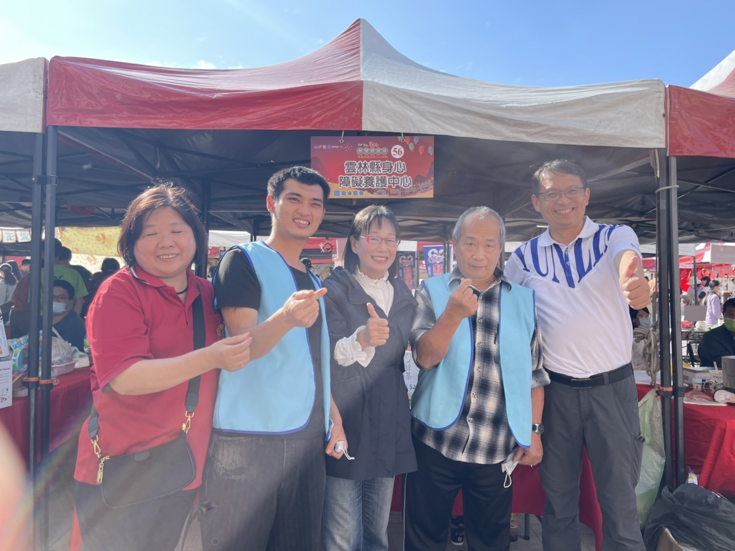 雲林身障養護中心率服務對象到年貨大街擺攤和民眾互動，雲林副縣長謝淑亞（中）也到場支持。（雲林身障養護中心提供）