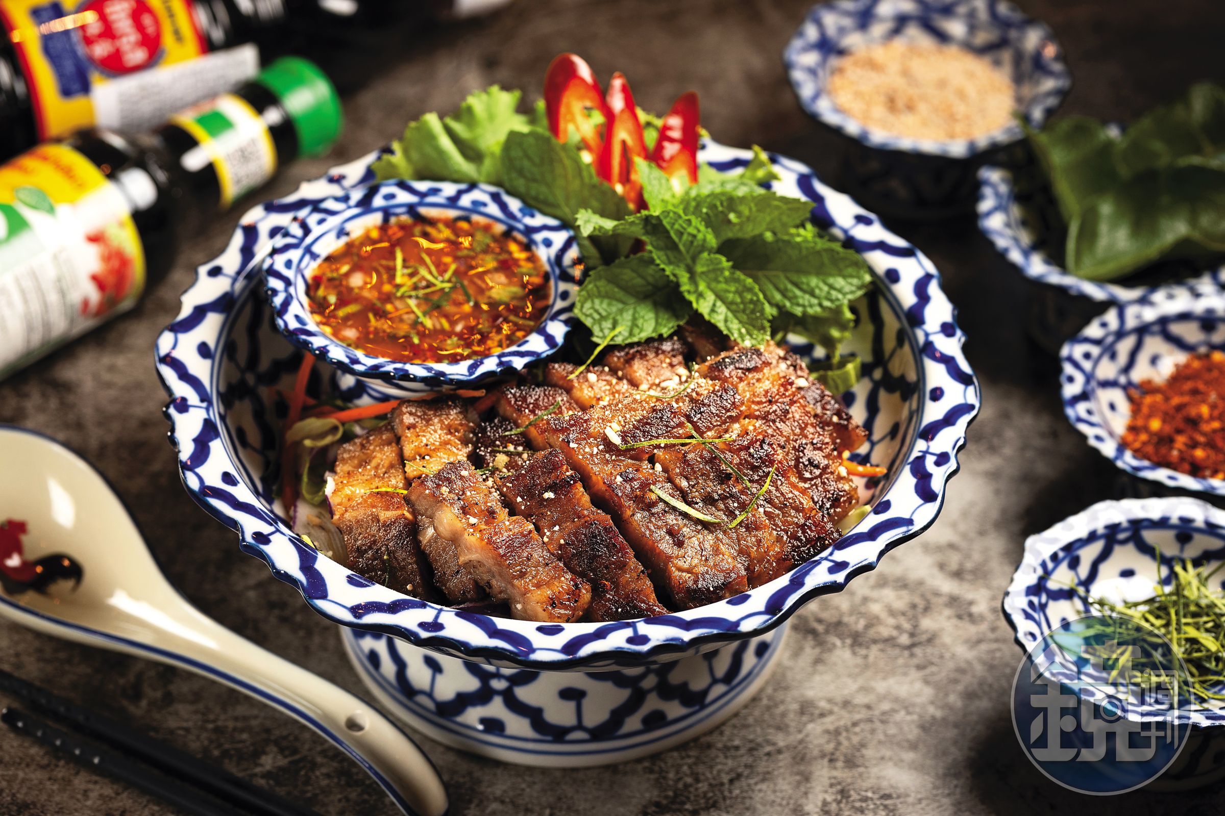 「烤老虎肉」選用澳洲牛腹肉,嚼勁中帶有噴香油花,搭配酸辣兼具的羅望子辣椒醬,超爽快。(290元/份)