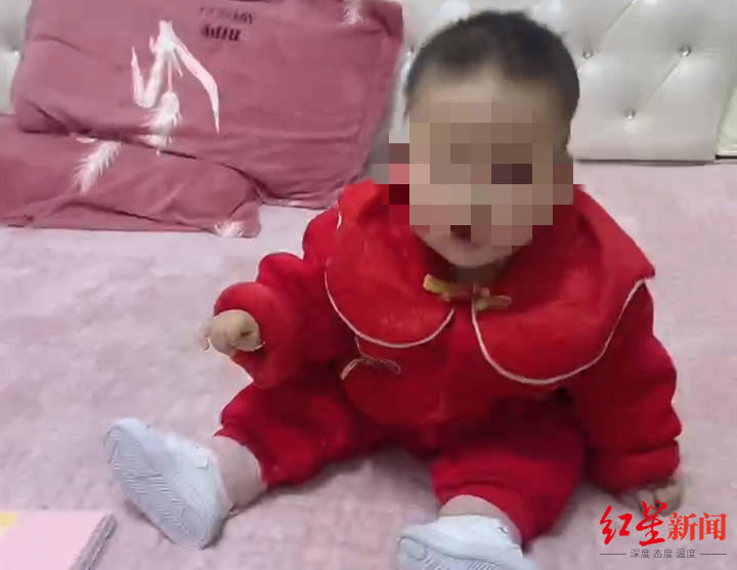 1歲的女嬰阿毛（化名）原本活潑可愛，結果卻遭伯母在奶粉中下毒，一度命危。（翻攝紅星新聞）