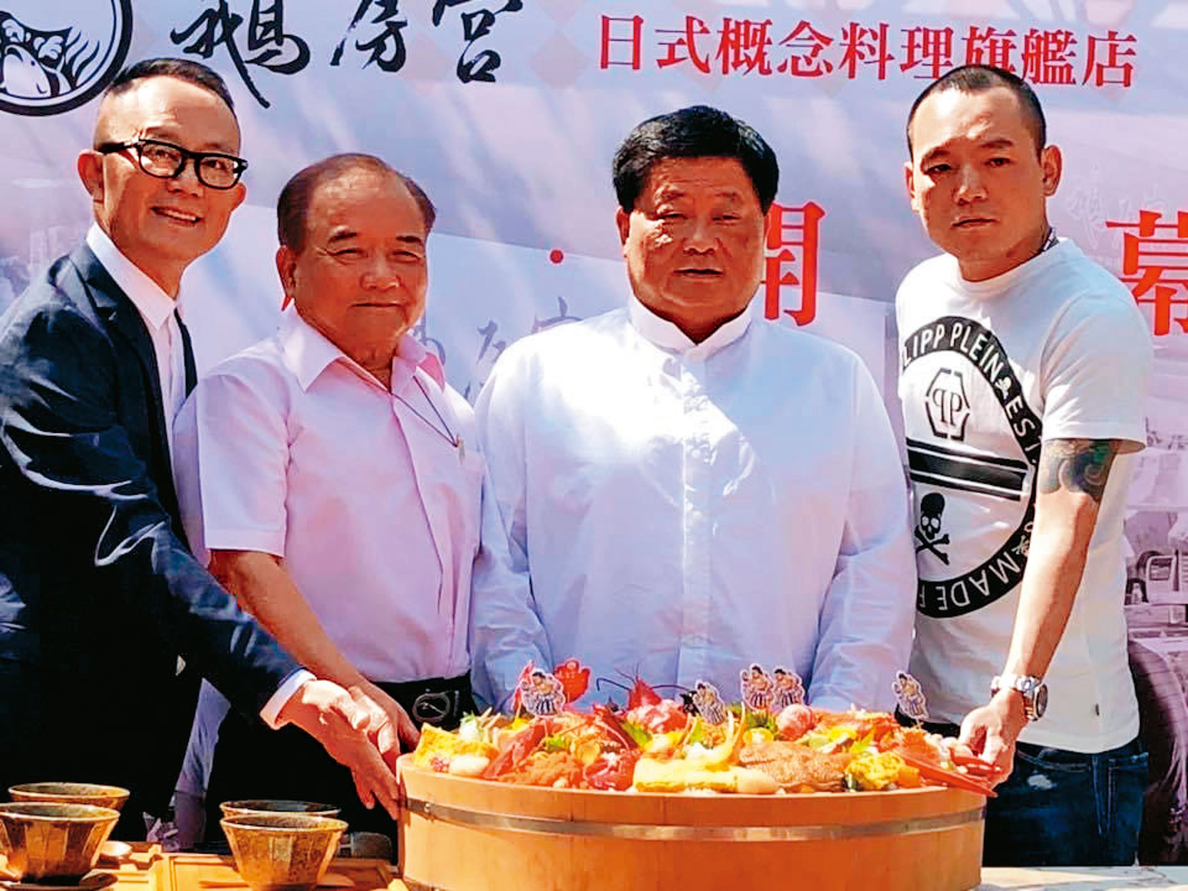 大甲鎮瀾宮董事長顏清標一吃成主顧，還成為股東，樂團玖壹壹的春風也是鵝房宮常客。（張志民提供）