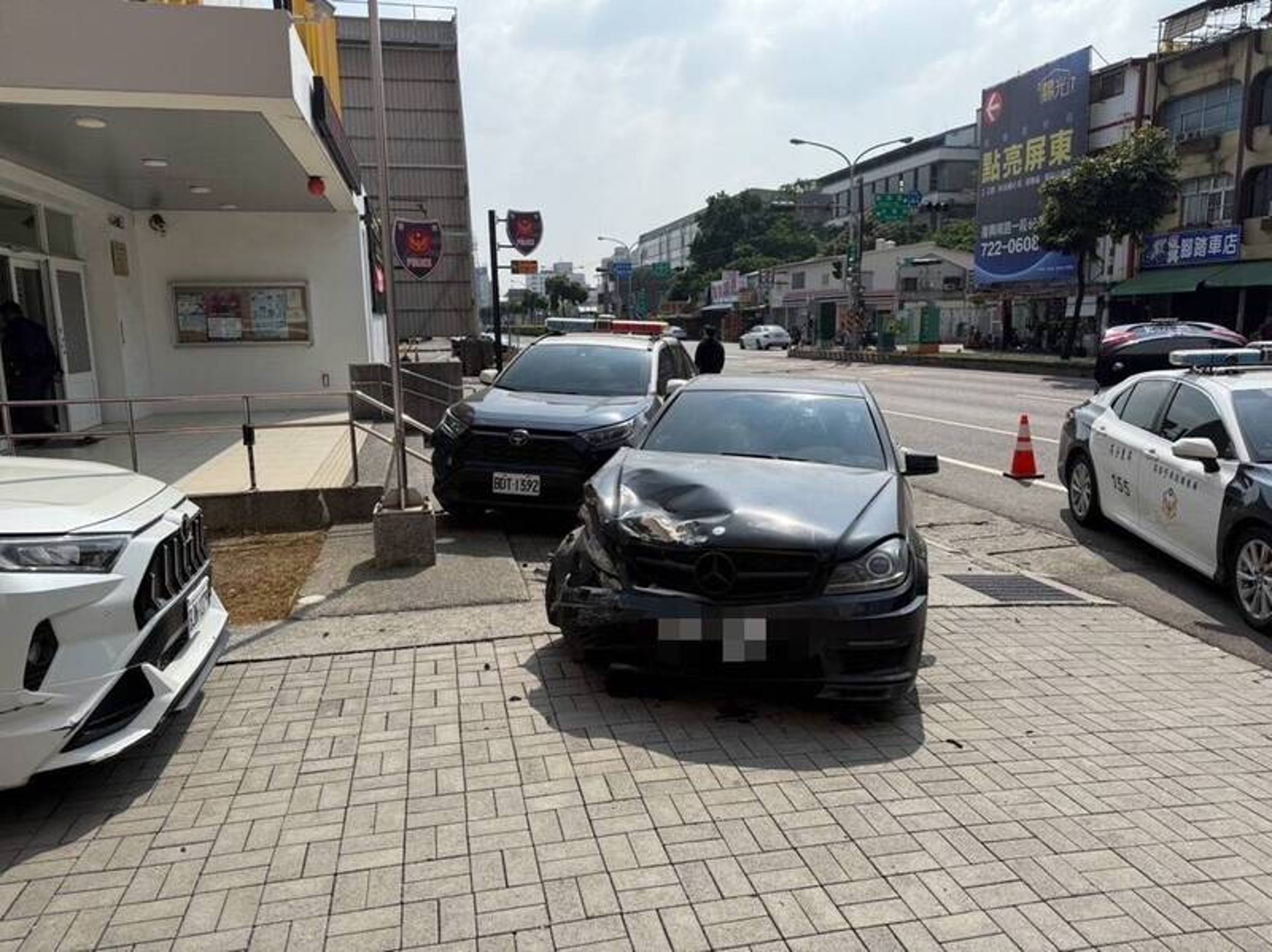 涉嫌毒駕的廖男,差點將車子撞進派出所裡。(警方提供)