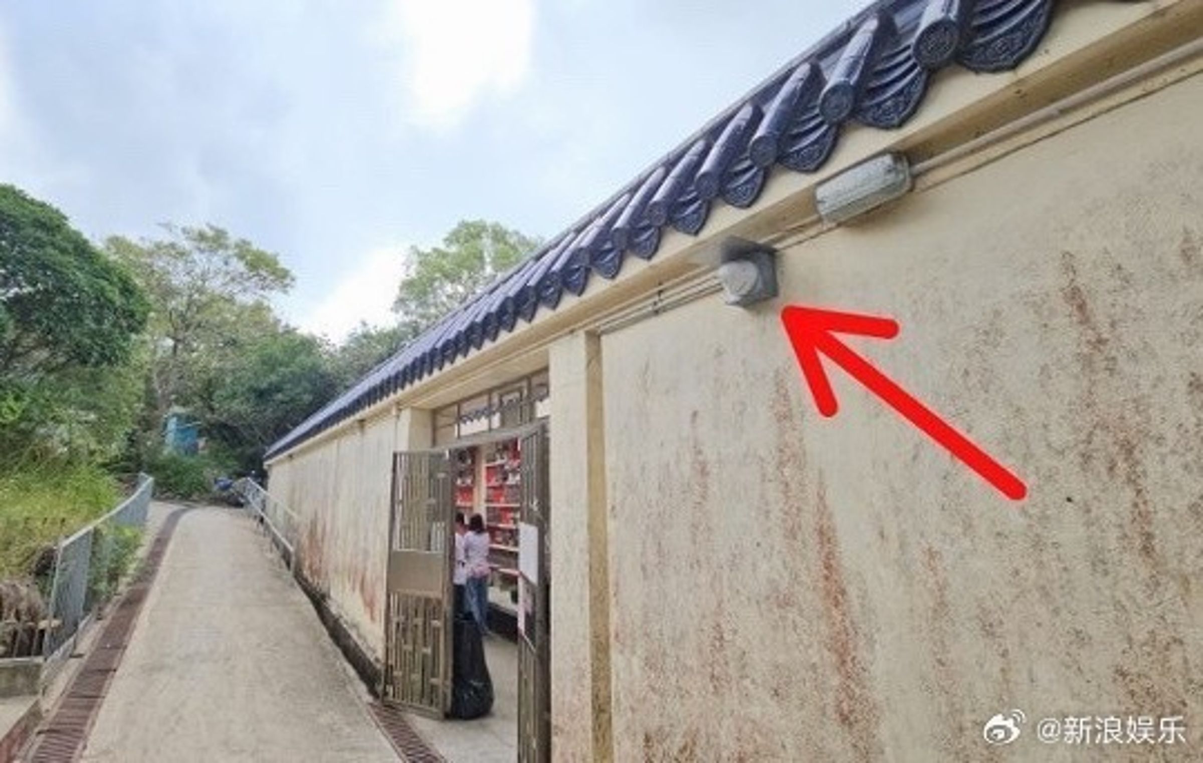 骨灰室內部及門口都有24小時監控，但防得了君子防不了小人。（微博圖片）