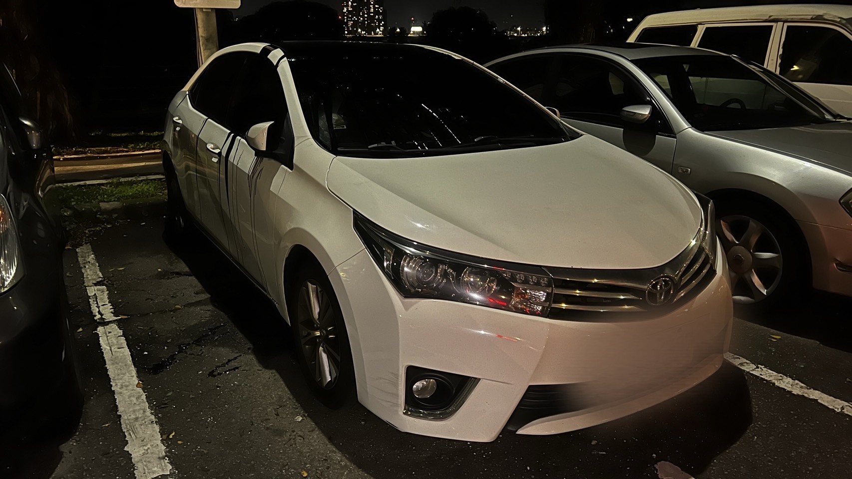 車主的白色轎車車身、擋風玻璃都被瀝青染黑。（翻攝畫面）