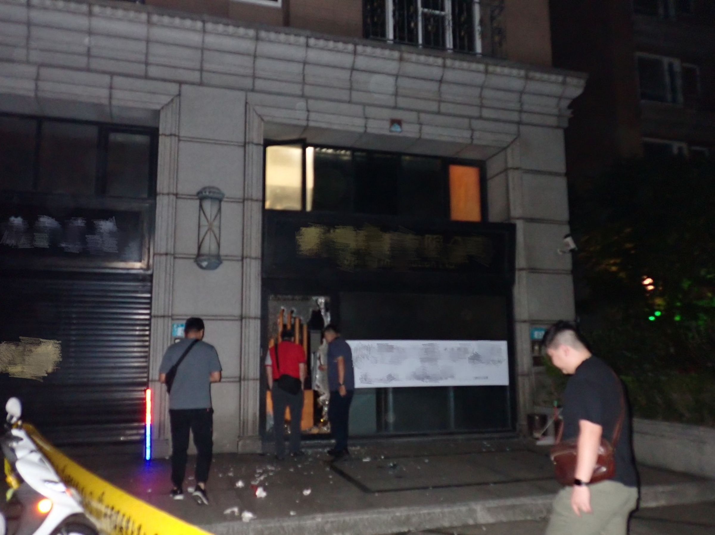 姚男懷疑陳女發文影射其胞兄，找另外3個朋友來砸店。（翻攝畫面）