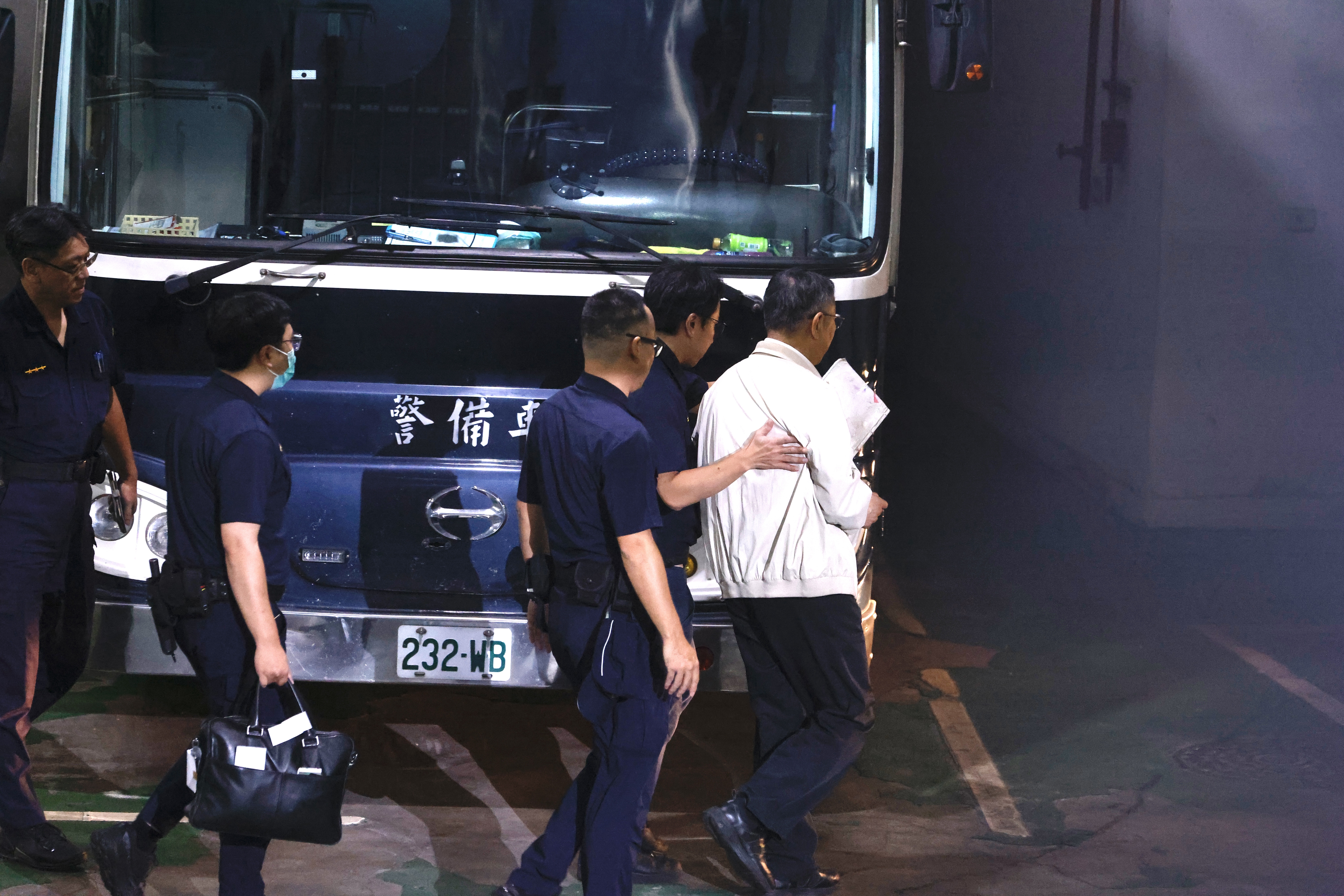 民眾黨主席柯文哲涉京華城貪汙圖利遭羈押禁見，裁定書指幕僚曾提醒他京華城案違法。