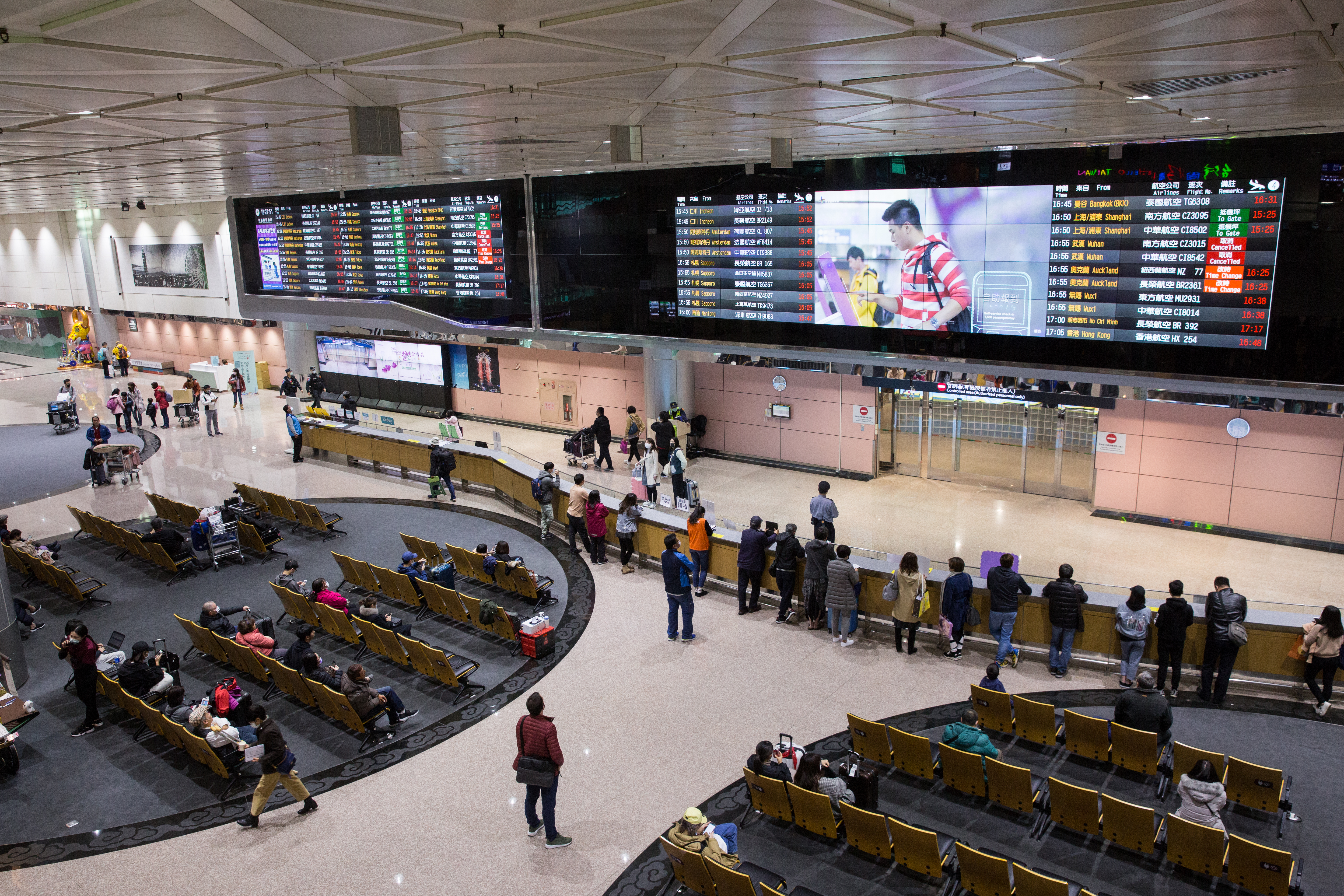 針對謝金河的指教，桃園機場公司發聲明回應三期航廈施工進度，並表示將開設第三跑道。（本刊資料照）