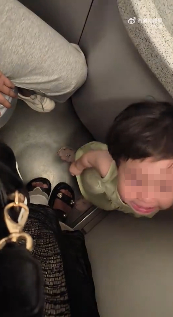 女童明顯嚇壞。（翻攝微博）