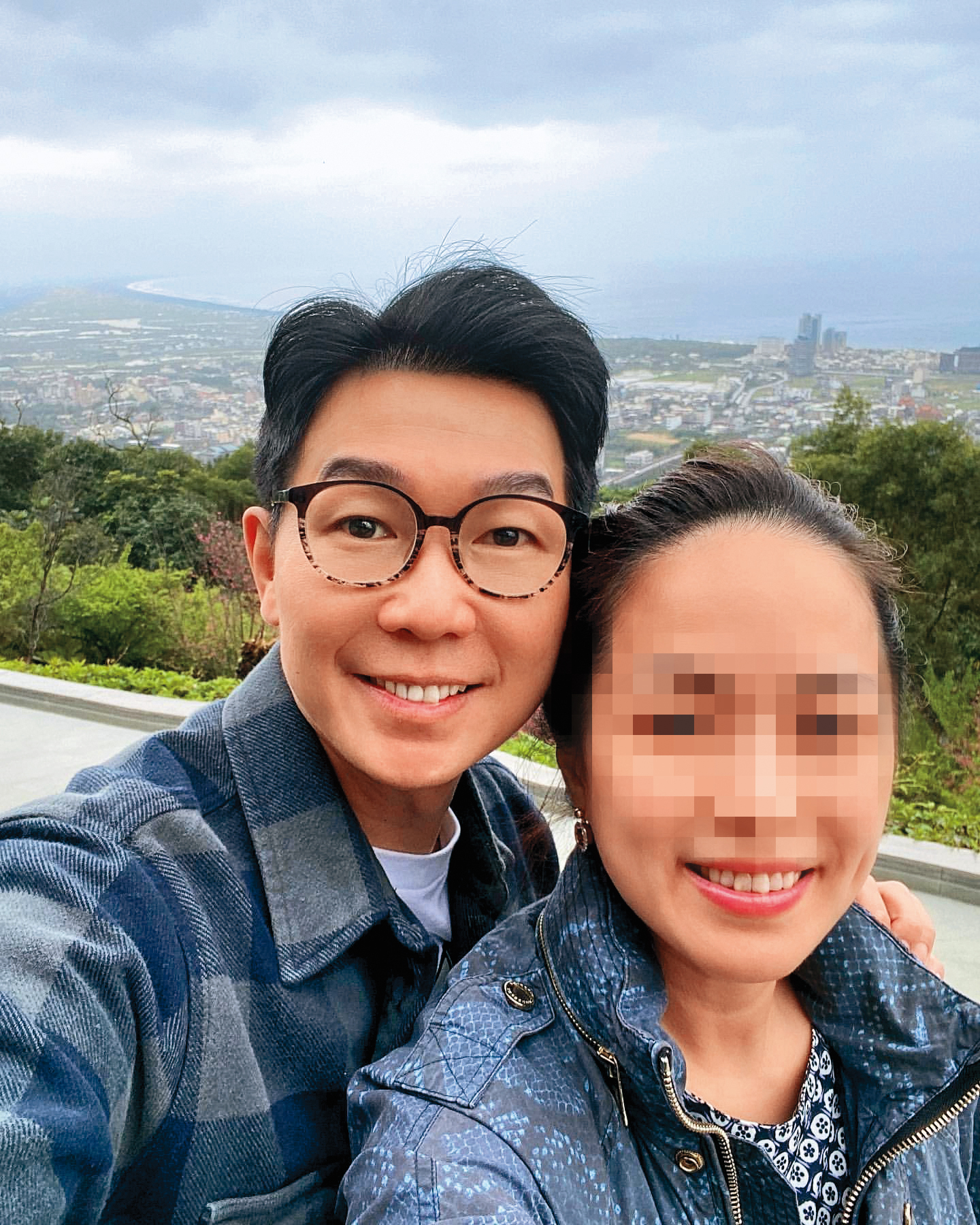 其實一開始品冠（左）和老婆（右）透過聚會，認識饒瑞悌醫生與他老婆裘女士，兩個女人後來變得較為要好。（翻攝自品冠IG）