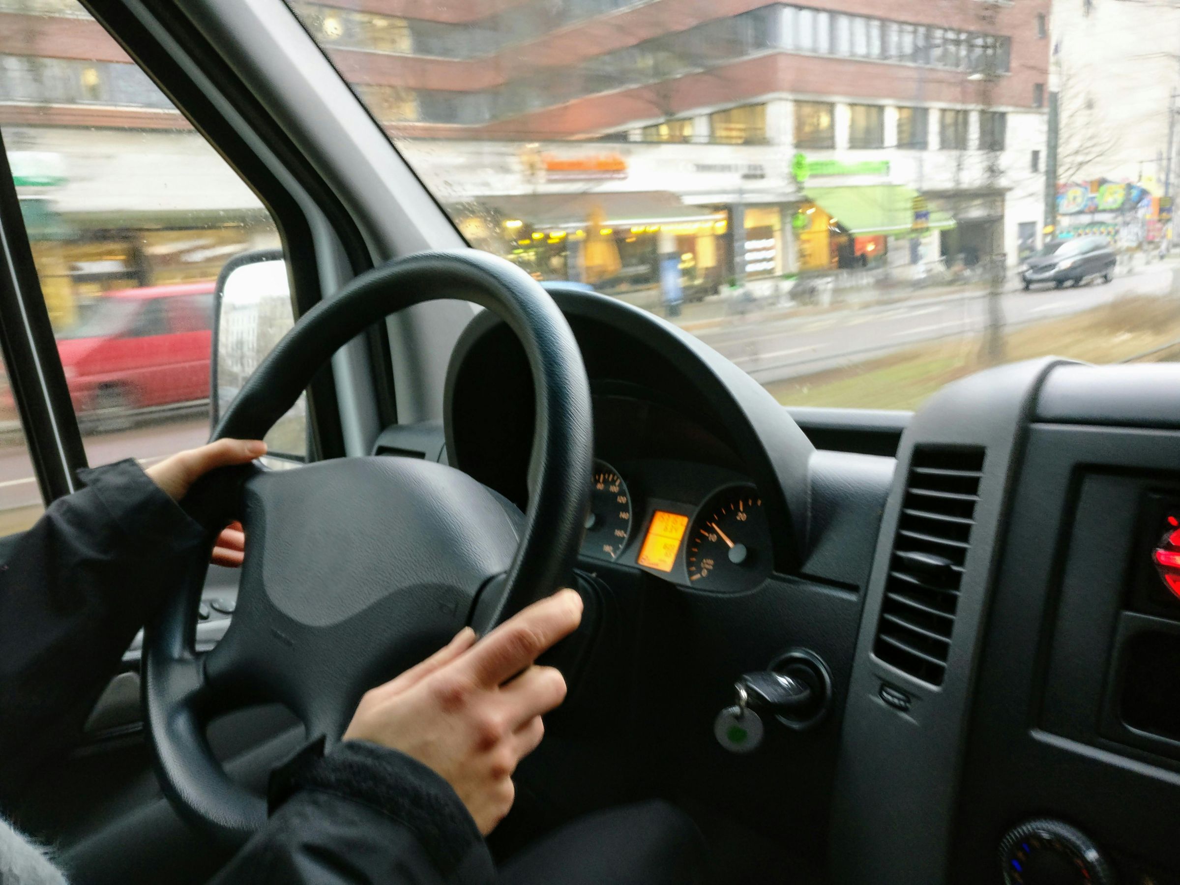劉男因女友遲到激烈爭吵，女友下車後，劉男竟直接開車撞她。（示意圖，pexels）