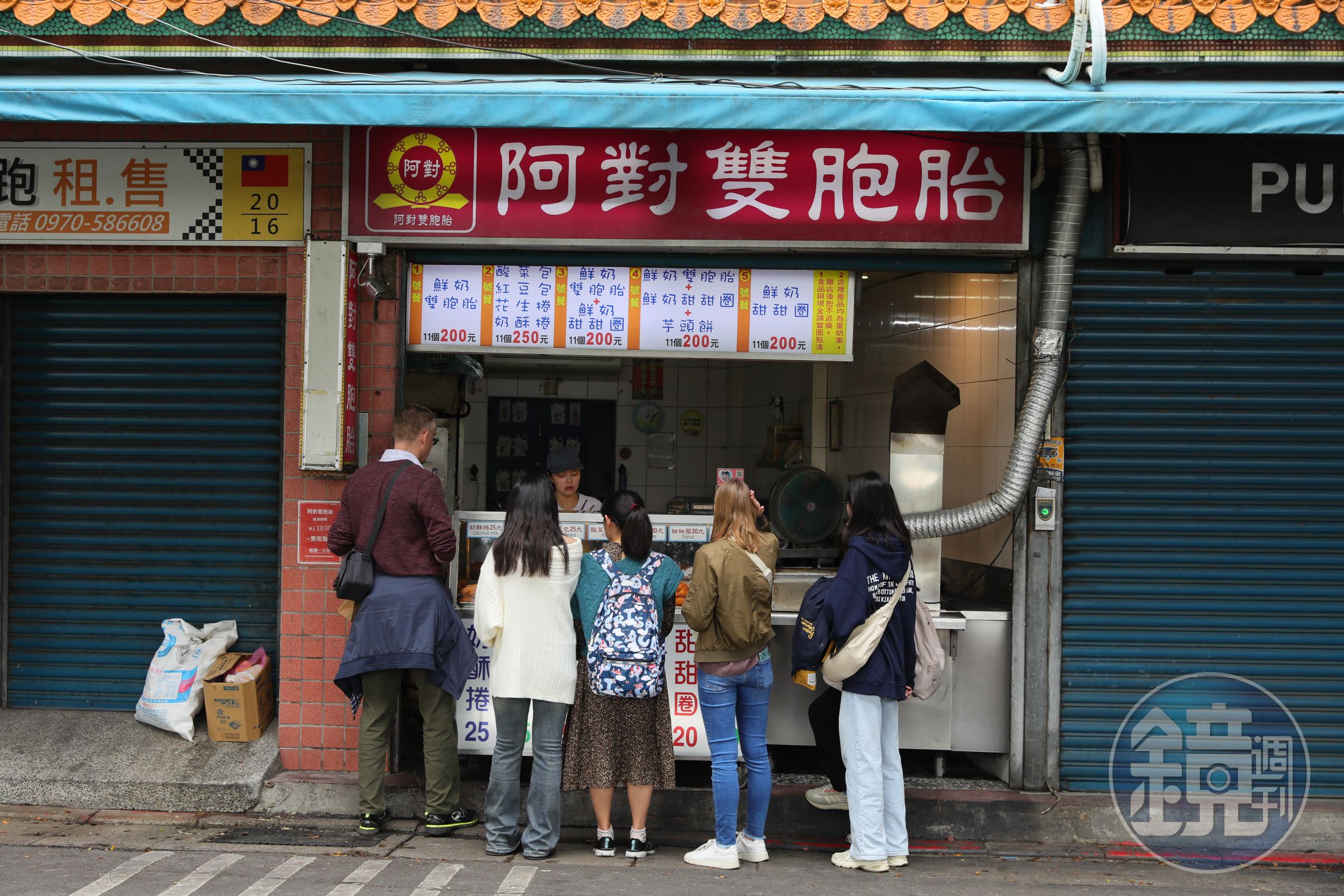 阿對雙胞胎就開在關渡宮下方,小小店面總是擠滿人潮,平日雖不用排隊,但客人上門不間斷,不少人為了它專程開車而來。