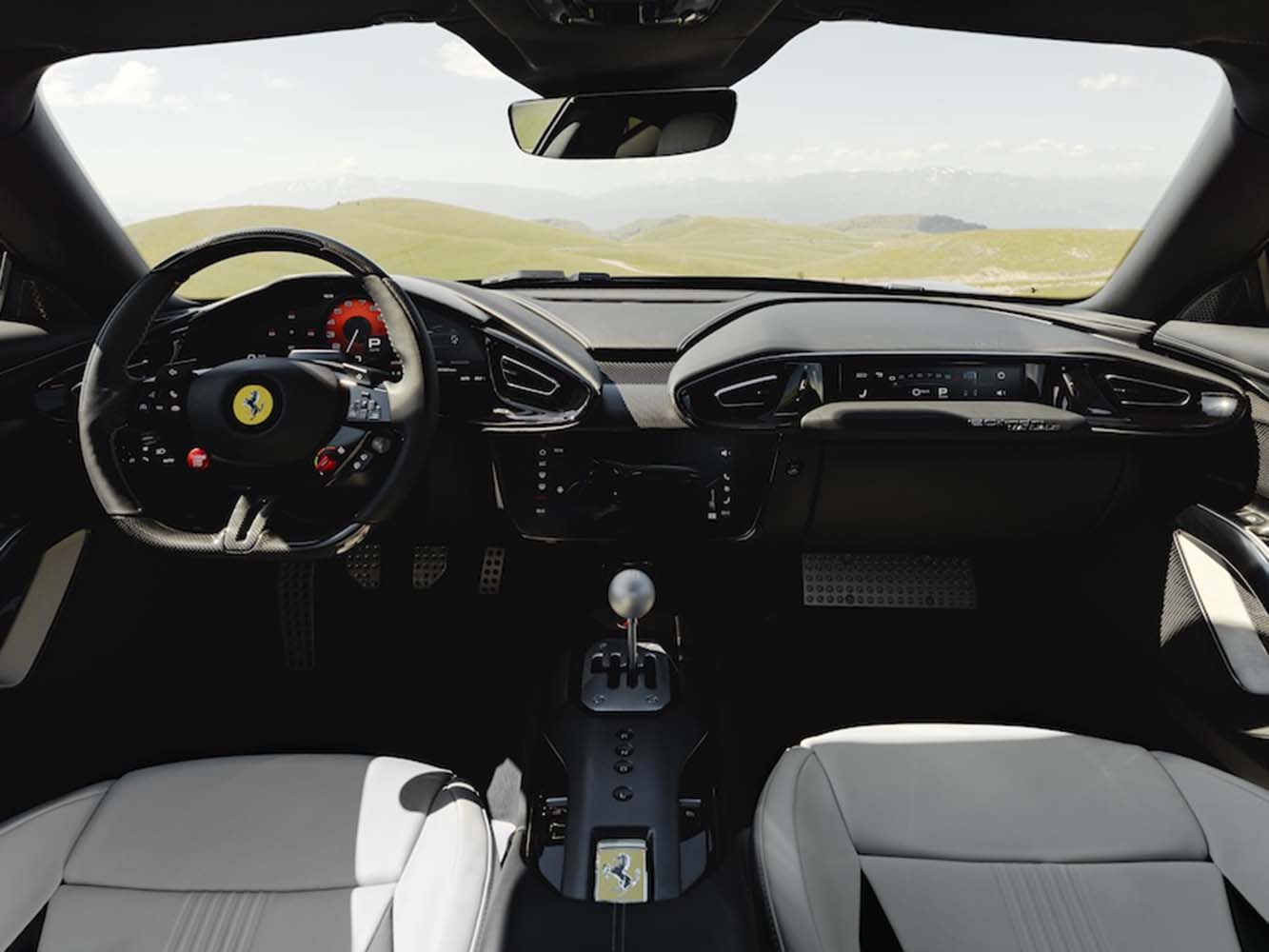 Ferrari 12Cilindri Manuale 在設計上也大量向品牌歷史致敬。車內中控台、排檔座、踏板布局以及駕駛三角關係，都重新詮釋過去 Ferrari 經典手排 GT 車型的精神。