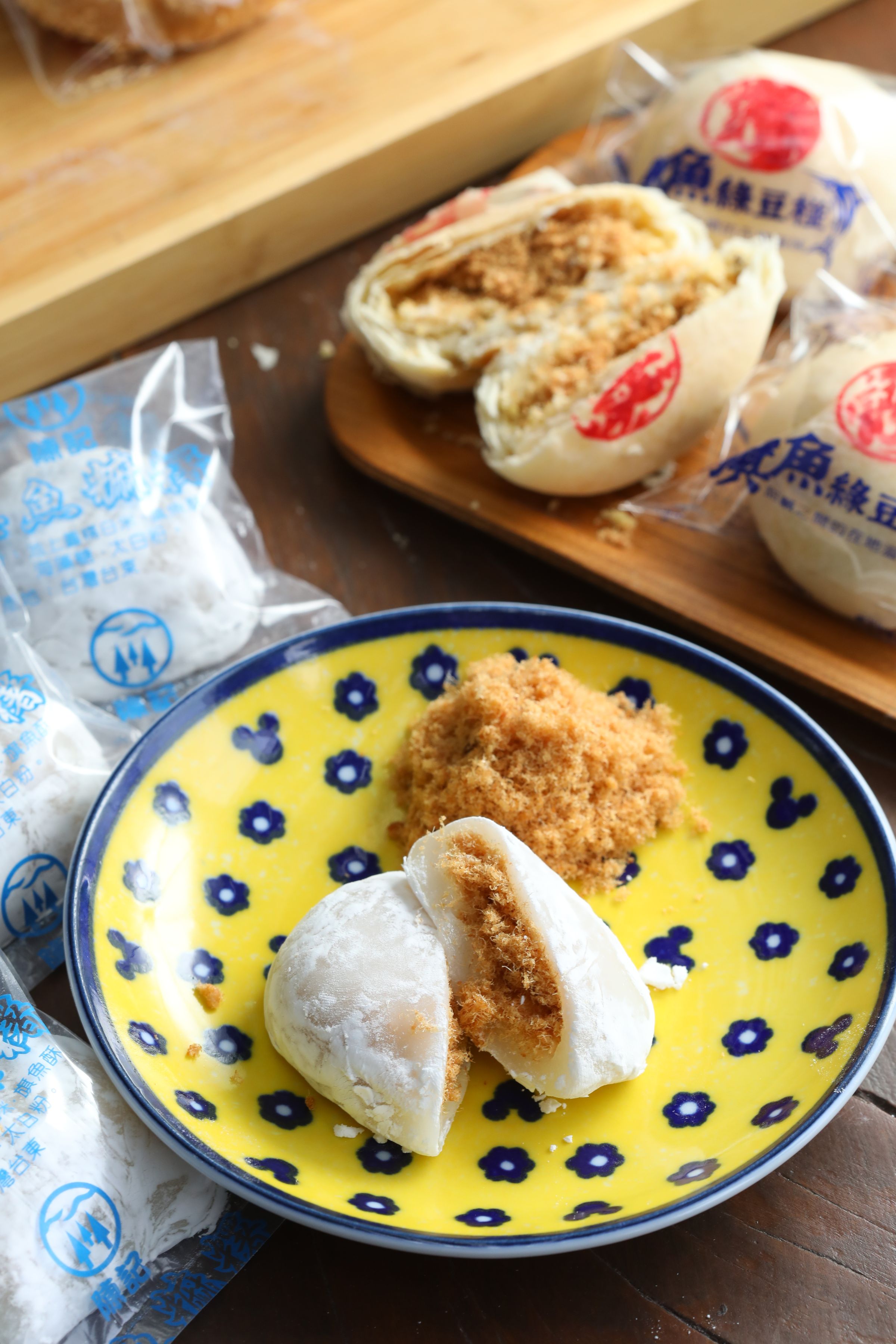 用旗魚鬆製成的「旗魚麻糬」（前，28元／個）與「旗魚綠豆椪」（後，60元／個），甜鹹中帶有大海鮮美。