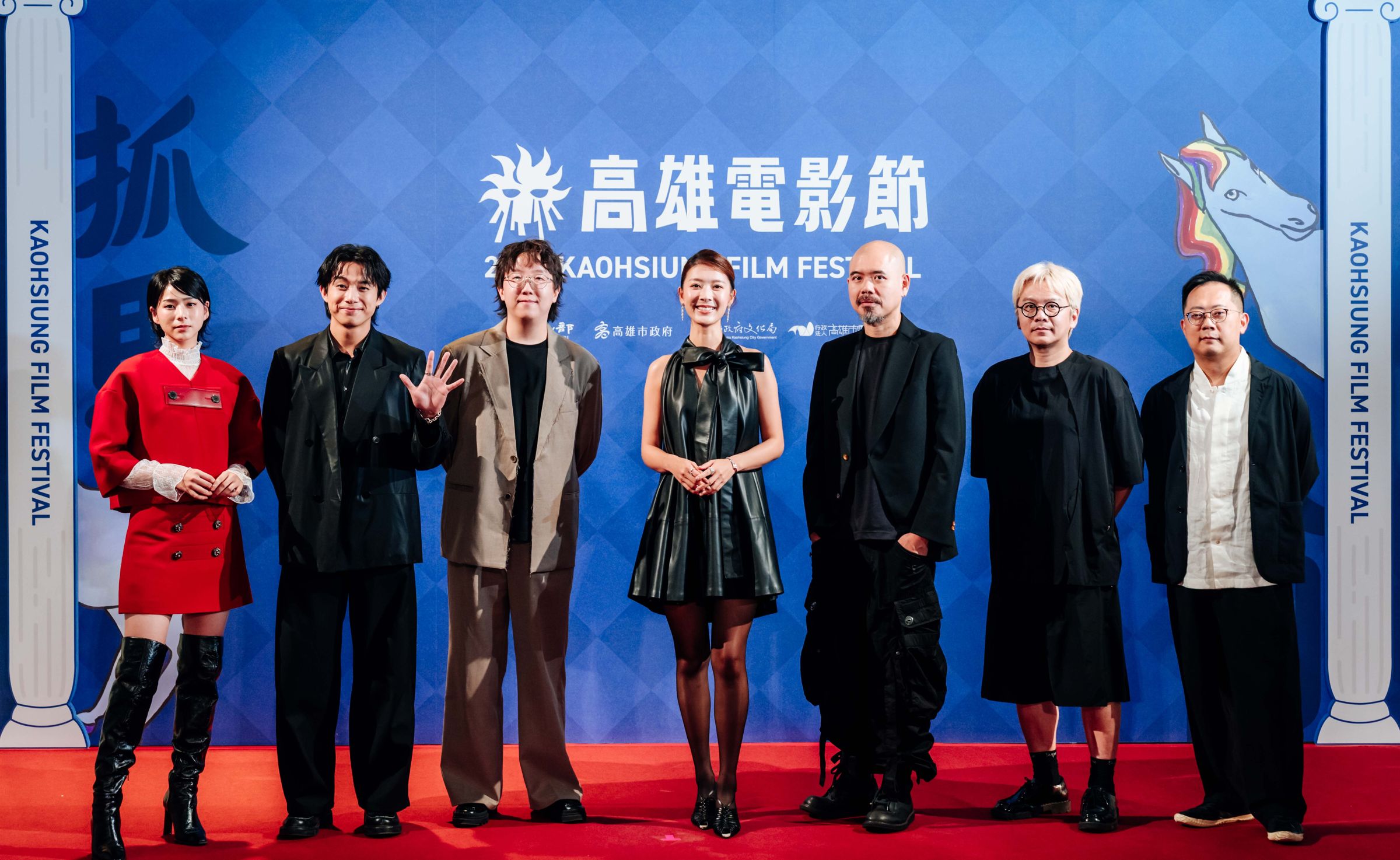 袁漠遙、初孟軒、施宥全、余香凝、陳奕仁、王宗欣與曾忠嶽同框亮相，以虛擬技術大展台灣創作爆發力。（高雄電影節提供）