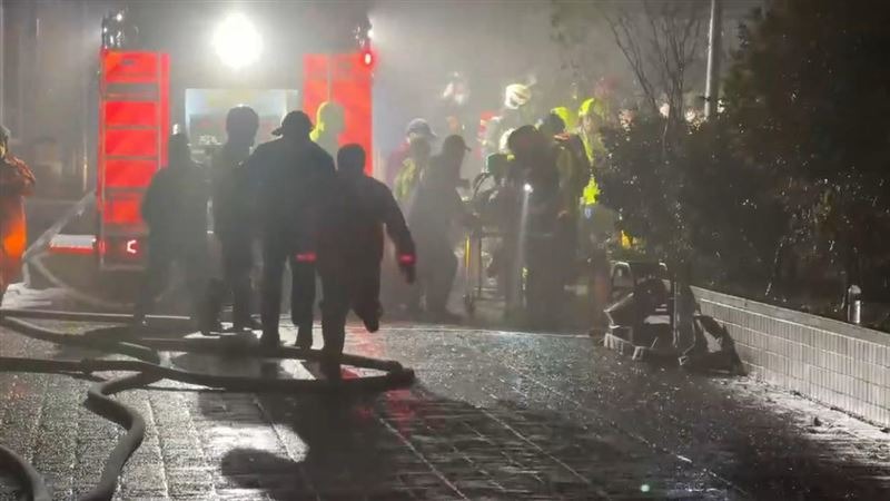 小隊長詹能傑3度入火場救人，並摘面罩給受困者，嗆傷昏迷時同仁緊急將他送往救護車，不斷大喊「詹能傑你給我起來喔」。
（翻攝畫面）