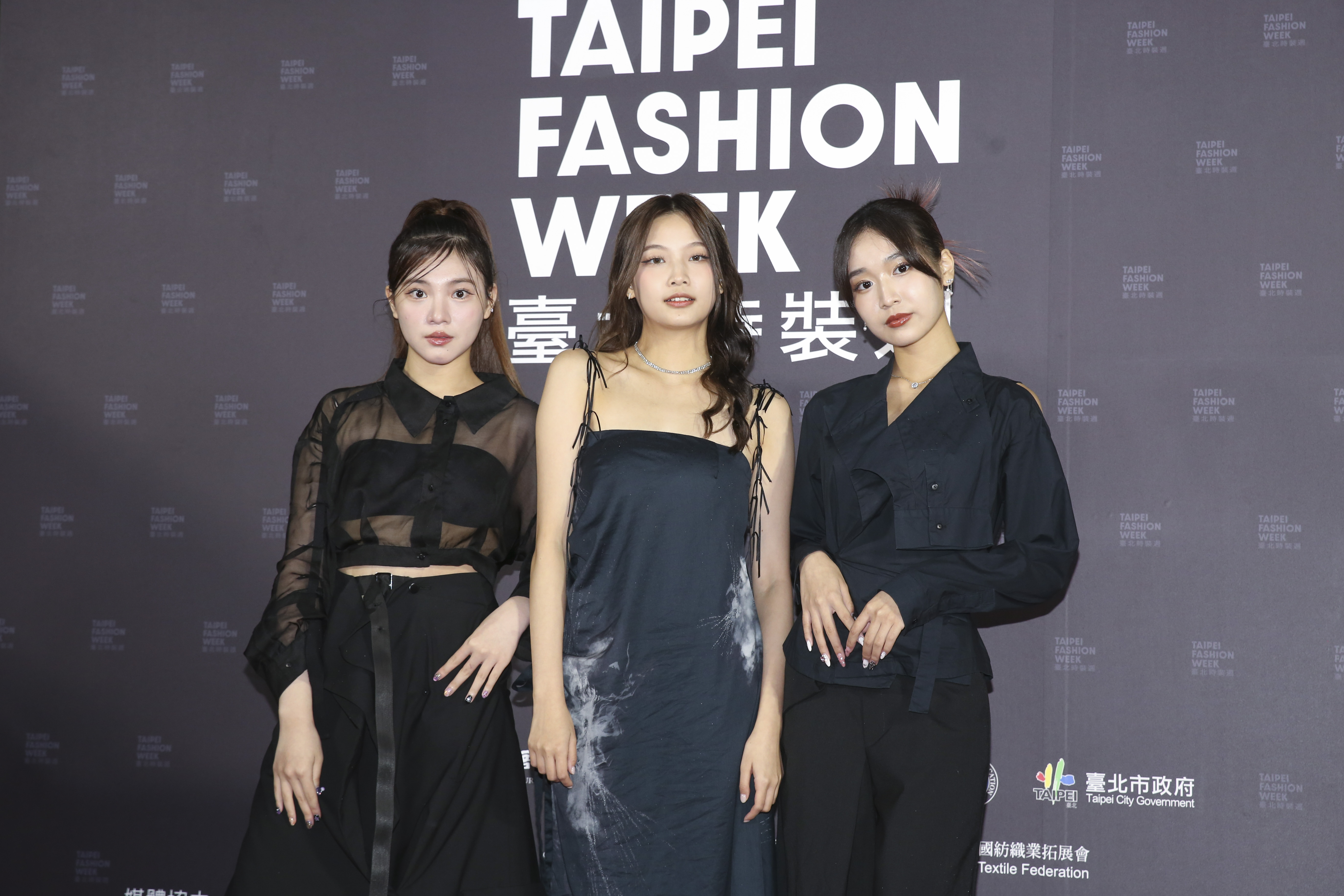 黑曜精靈成員李紫嫣(左起)、林采婕和郭郭出席台北時裝週活動。