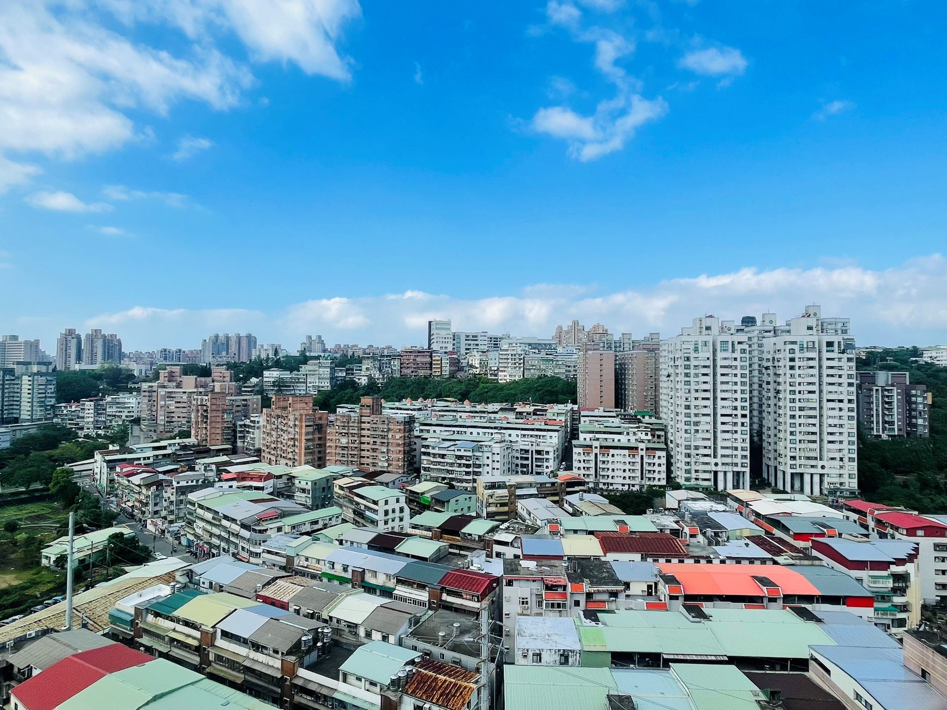 永慶房屋建議，夏季是最佳驗屋時機！購屋族把握高溫與雷雨，實地測試房屋隔熱與防漏，讓瑕疵無所遁形。（圖／永慶房產集團提供）