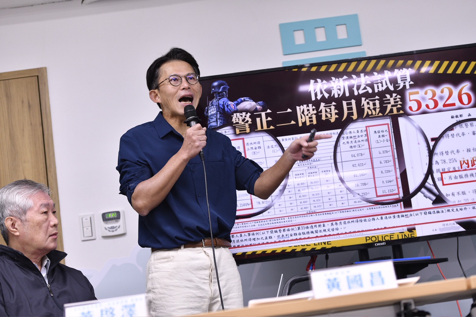 黃國昌今日回應，「民進黨這群人實在非常可笑，刻意炒作這個議題。等到檢察官做出不起訴處分以後，到時候民進黨這筆濫訴又會多添一筆被打臉紀錄，千萬不要到時又躲起來喔！」（鏡報李智為）