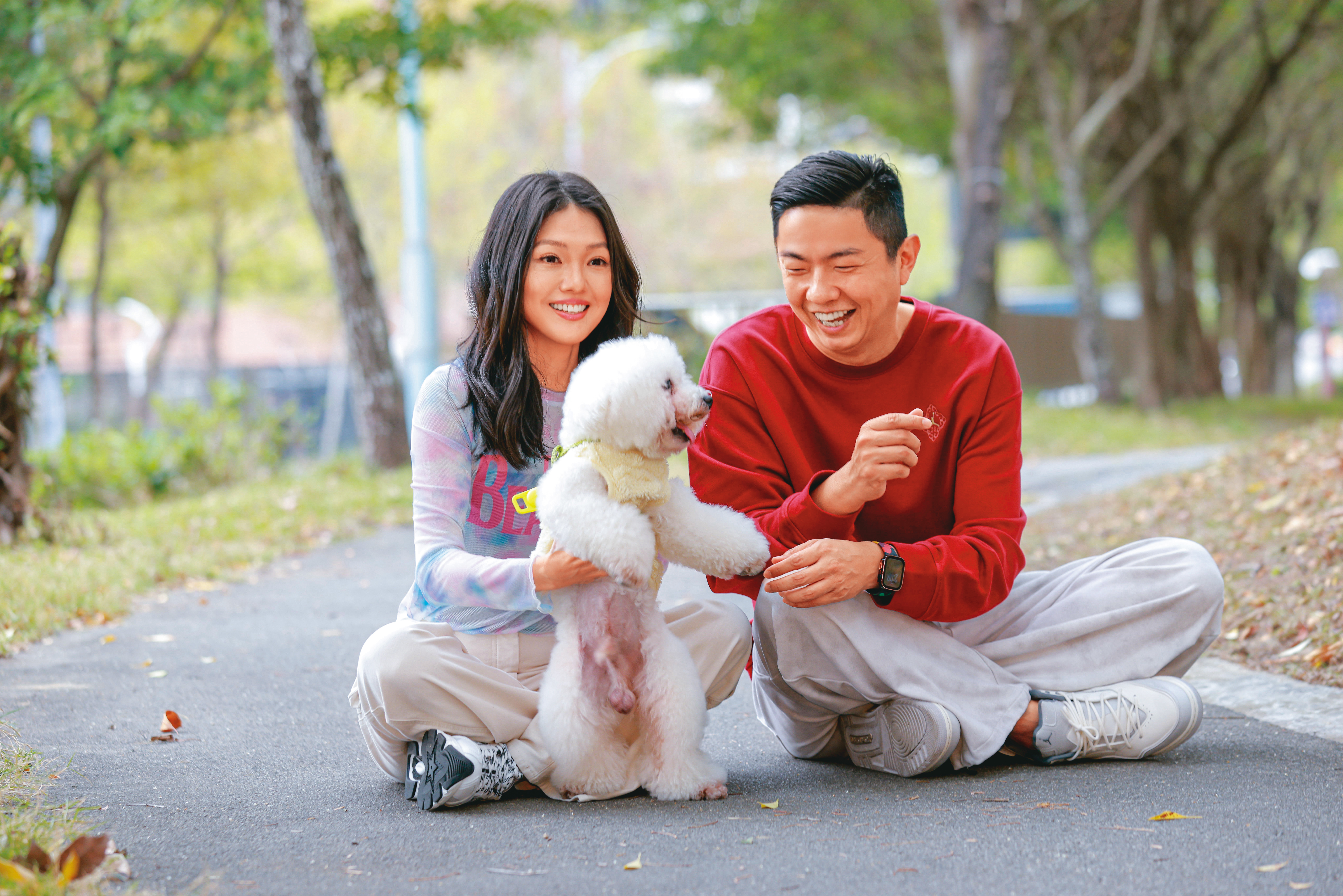 雪（左）帶愛犬Ready（中）跟熊爸（右）見面，可是Ready對熊爸很抗拒。