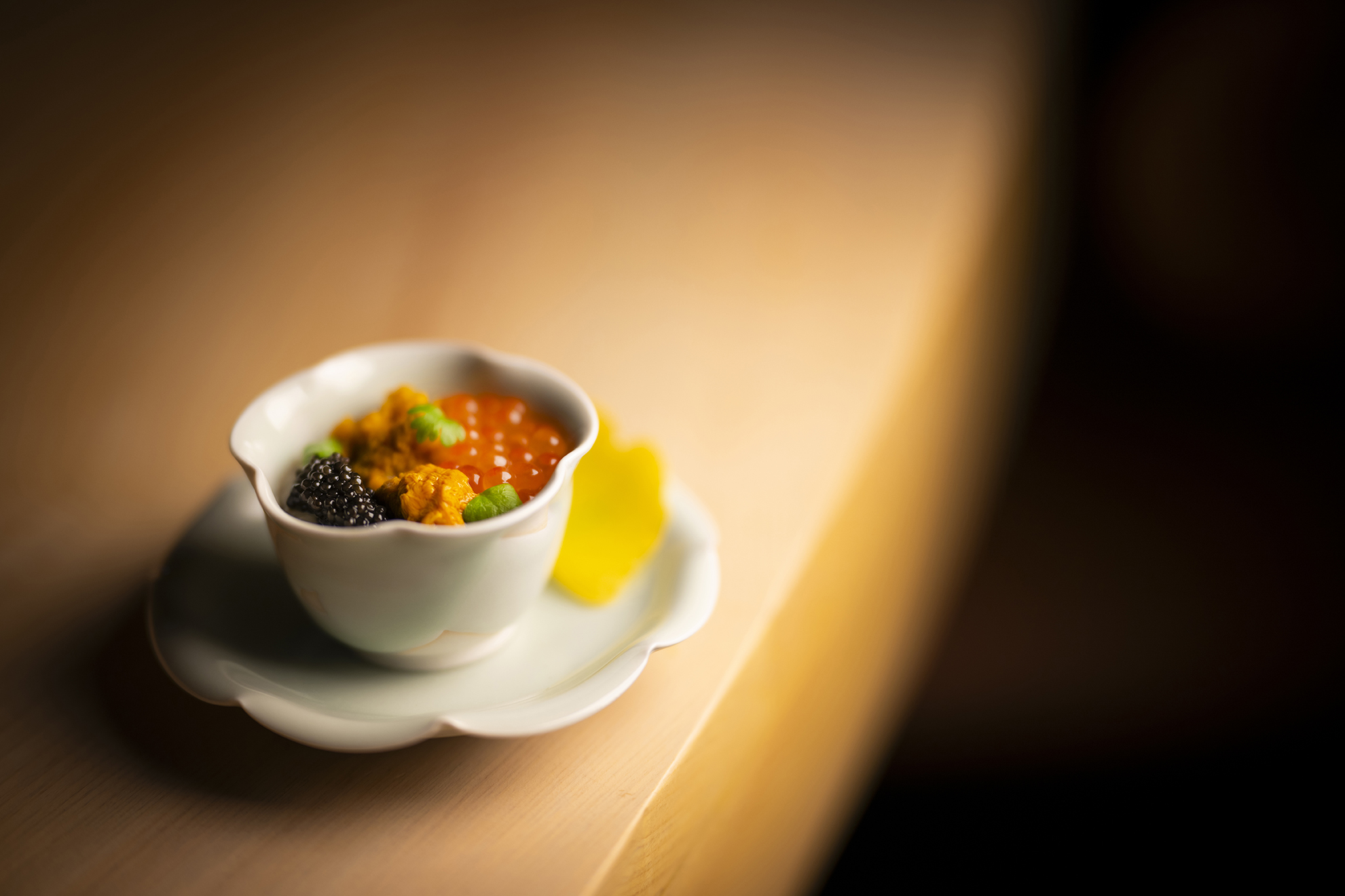 すし謙開幕第一彈推出「2024大閘蟹盛宴」，17道菜的蟹宴，以「炭燒茄子x瑞可塔起司x大閘蟹」揭開序幕。（すし謙提供）