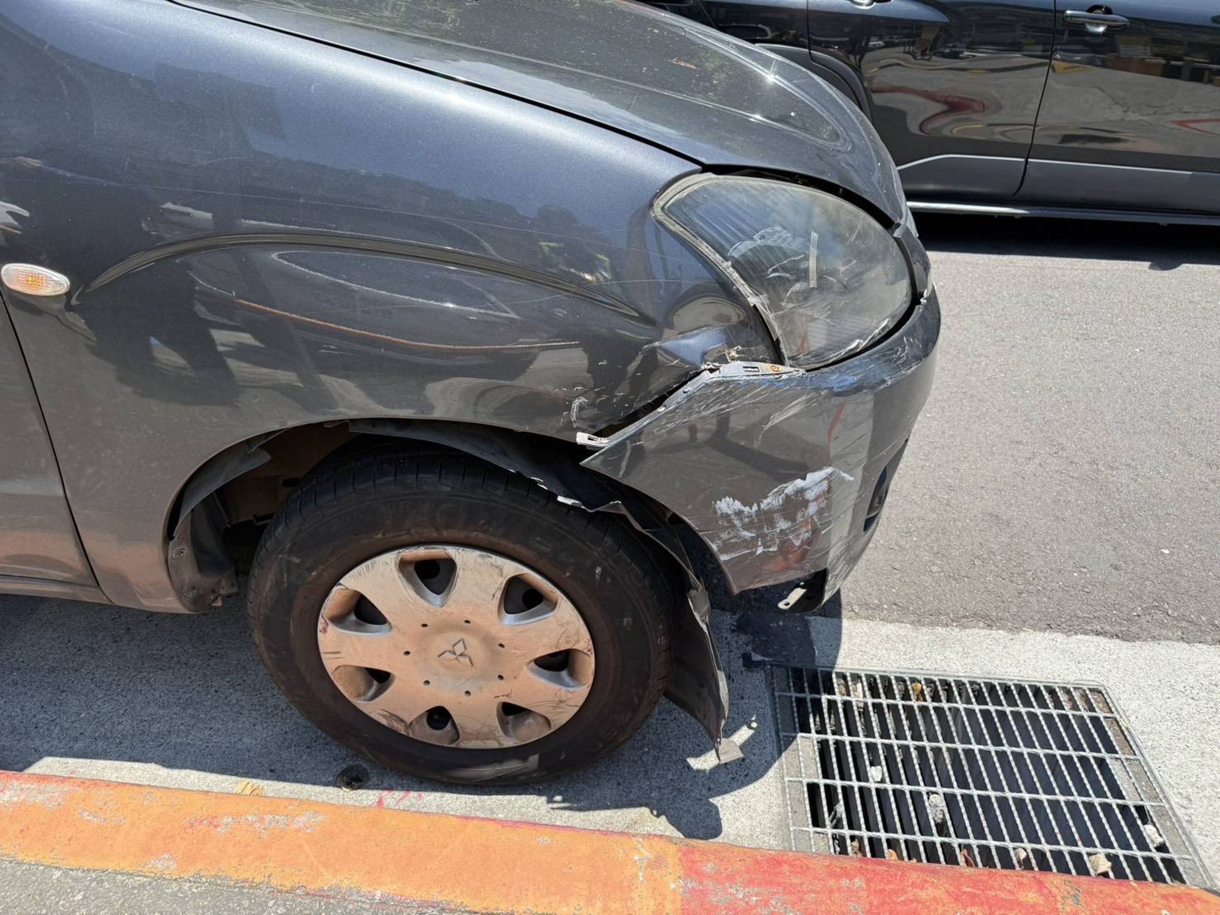 轎車車頭毀損。(警方提供)