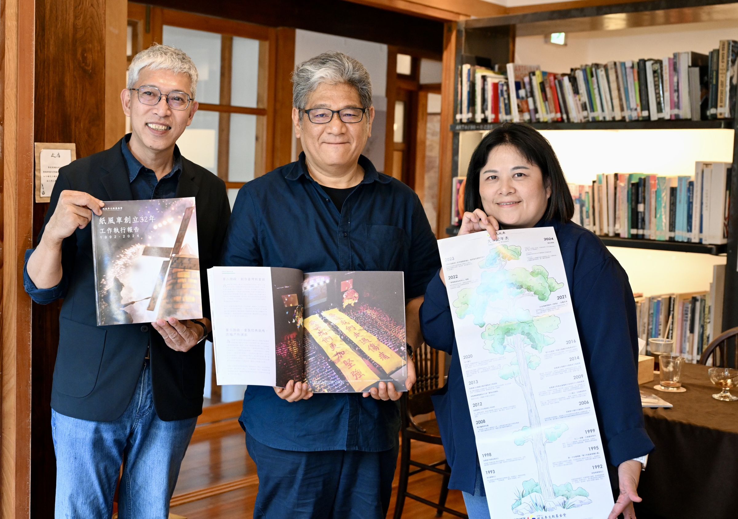 紙風車劇團發表《紙風車創立32年工作執行報告》，創辦人李用豐（中）率任建誠團長（左）與張敏宜執行長持續為台灣兒童欣賞藝術表演奮力前行。（紙風車劇團提供）