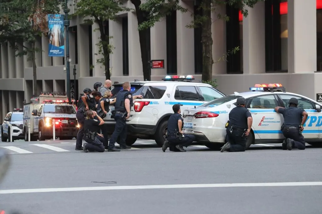 曼哈頓中城知名地標「345 Park Avenue」遭遇重大槍擊案，造成多人死傷，其中還有員警殉職。（翻攝自紐約郵報）