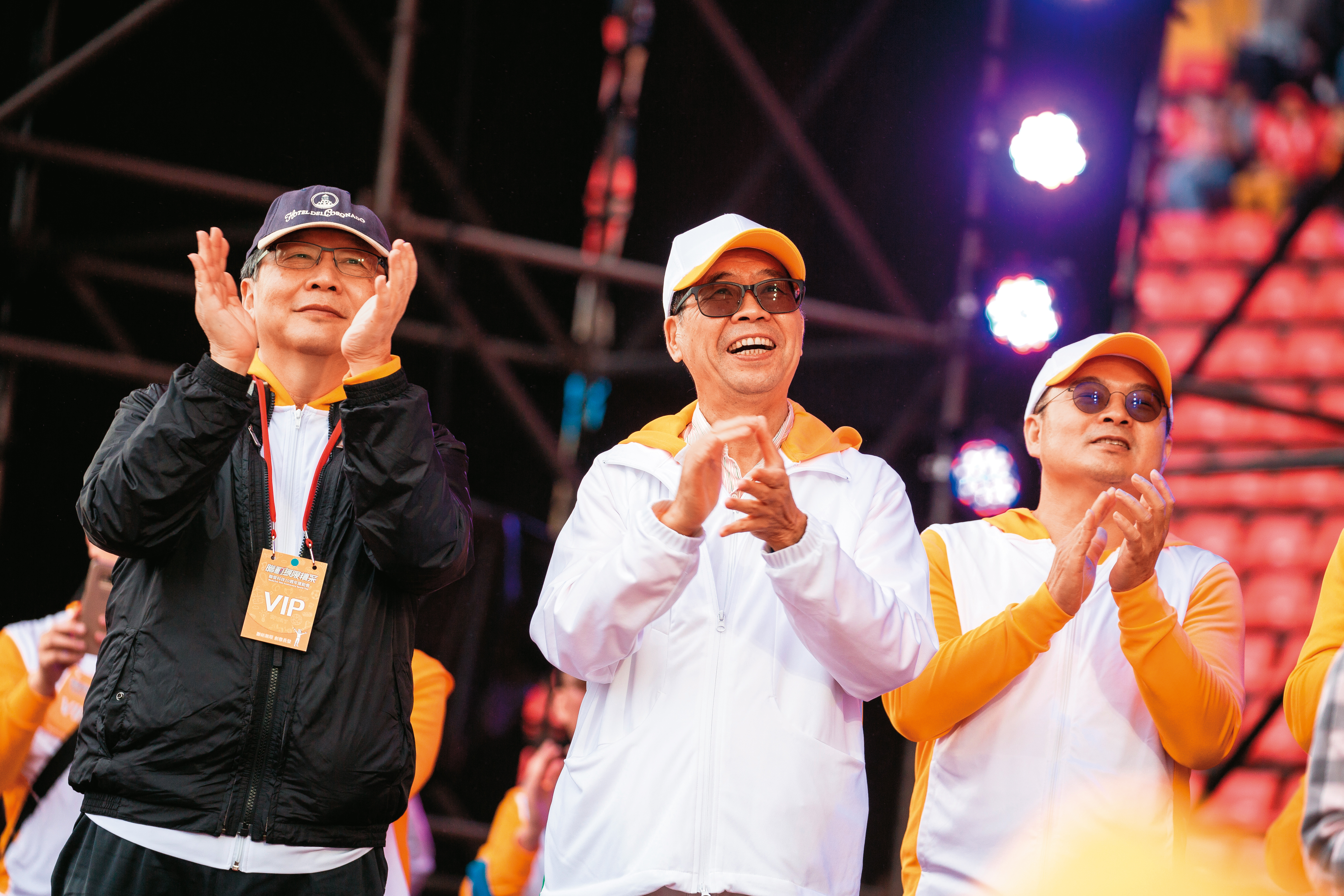 蔡明介（左二）找來前台積電執行長蔡力行（左一）擔任聯發科副董事長，並讓謝清江（右一）獨當一面。）