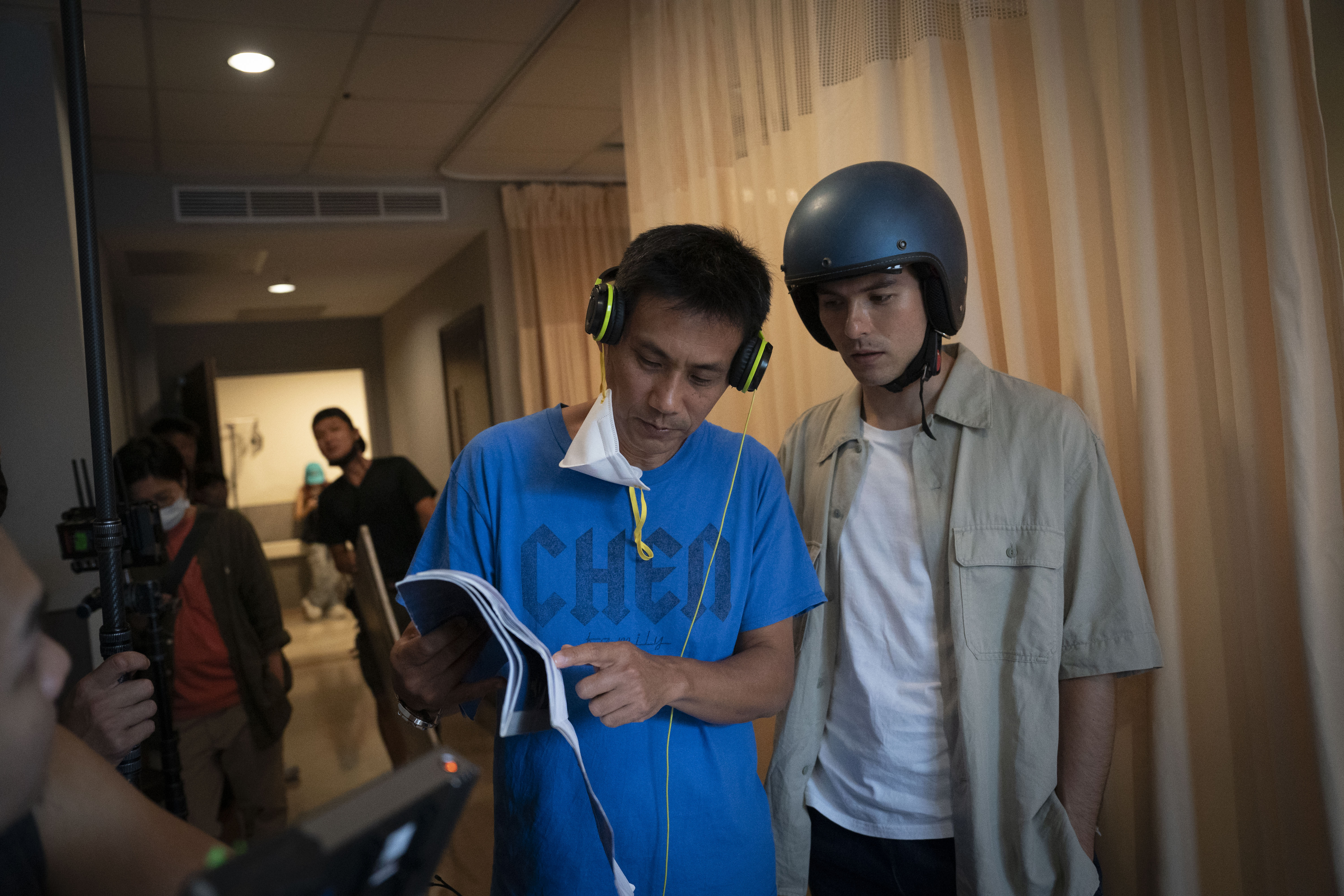 導演陳大璞（左）與男主角鳳小岳（右）就劇本交換意見。（果陀娛樂提供）