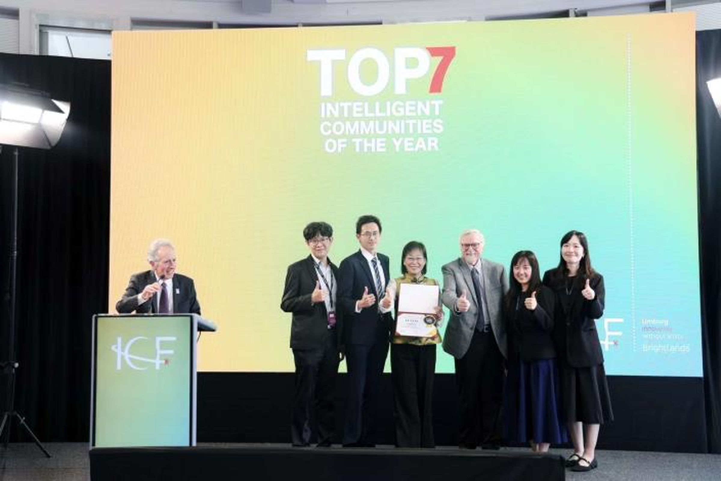 雲林獲選為ICF 2026 全球Top7智慧城市,由副縣長謝淑亞(左三)代表領取證書。(雲林縣政府提供)