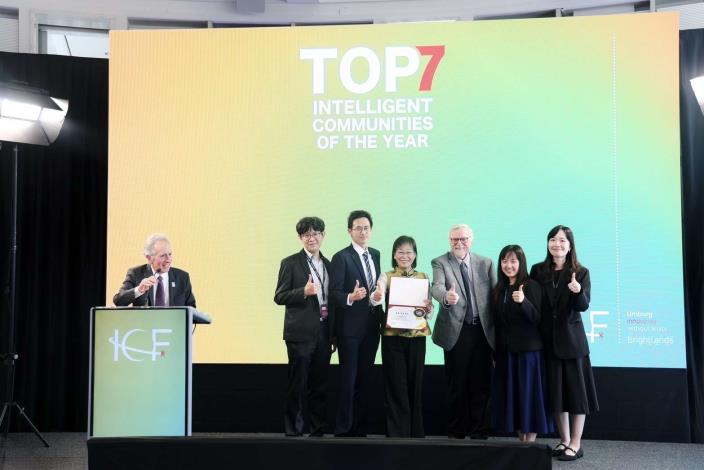 雲林獲選為ICF 2026 全球Top7智慧城市,由副縣長謝淑亞(左三)代表領取證書。(雲林縣政府提供)