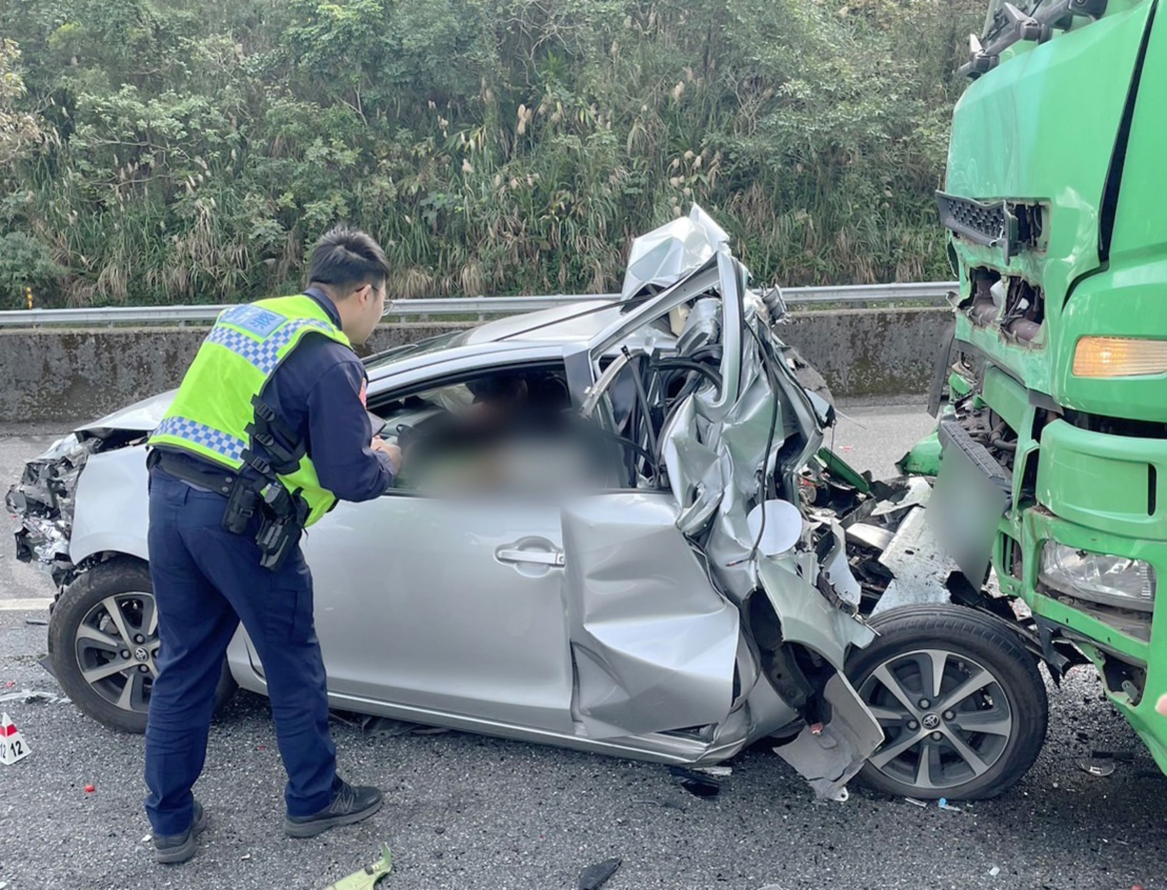 國道3號北上木柵段8日上午發生嚴重車禍,其中一輛自小客車車尾遭到追撞嚴重變形。(翻攝國道公路警察局臉書)