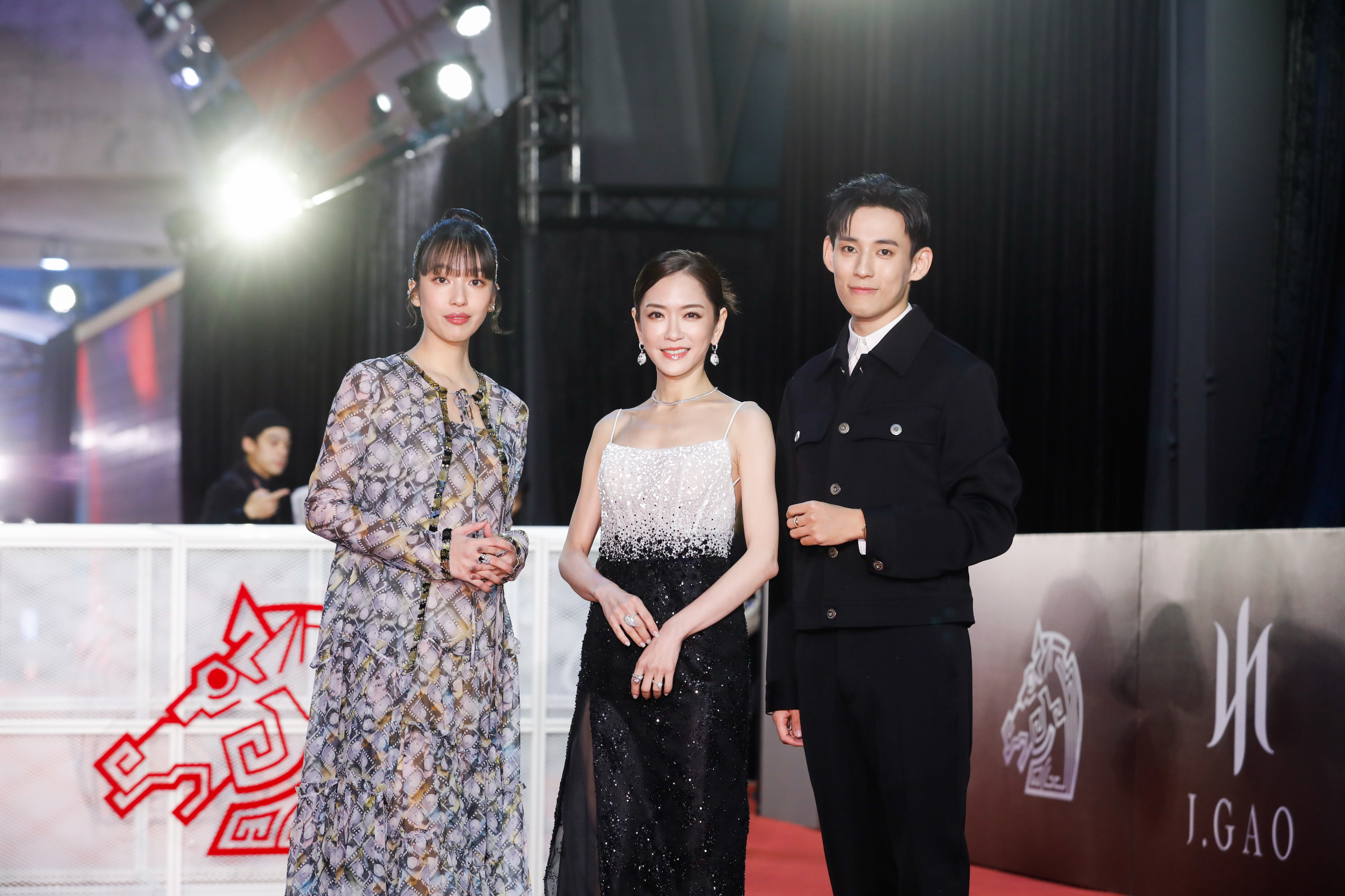 2024金馬星光大道主持人徐鈞浩（右起）、楊千霈、王渝萱。