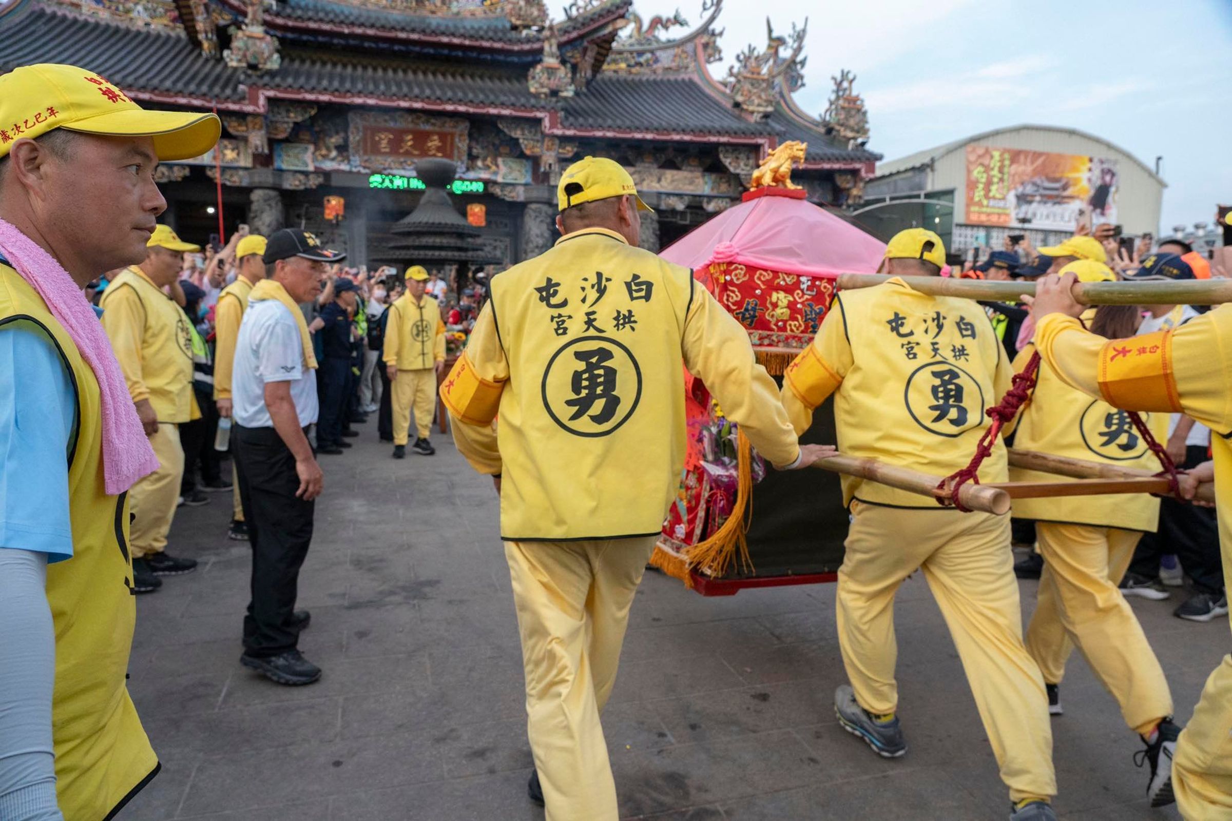 白沙屯媽祖徒步進香,今年吸引近33萬名信徒跟隨。(翻攝自白沙屯拱天宮臉書)