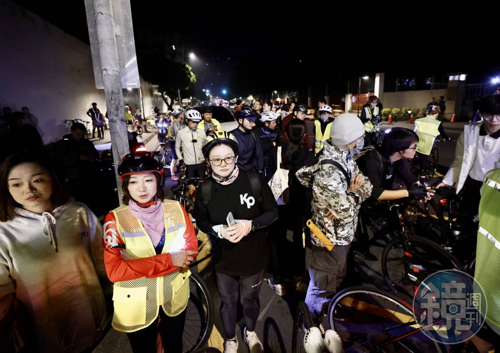 大批民眾聚集在土城看守所外,準備出發。