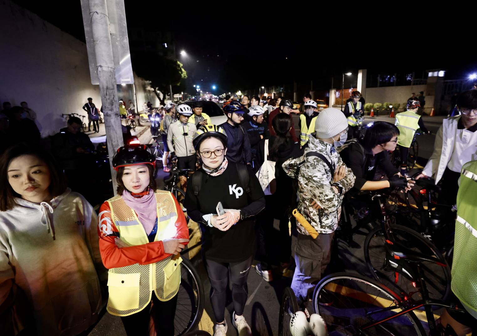 大批民眾聚集在土城看守所外，準備出發。