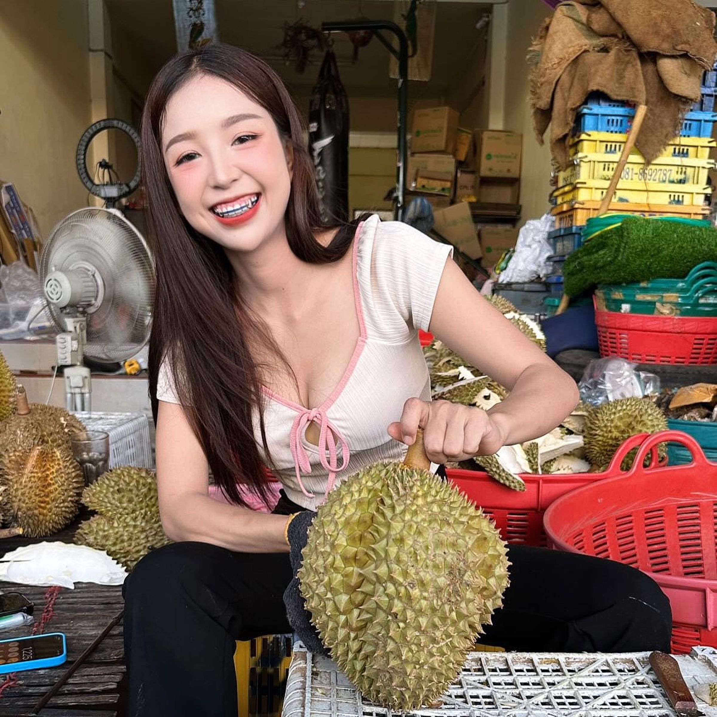 榴槤正妹平時也有經營網紅路線。(翻自《Sanook》)
