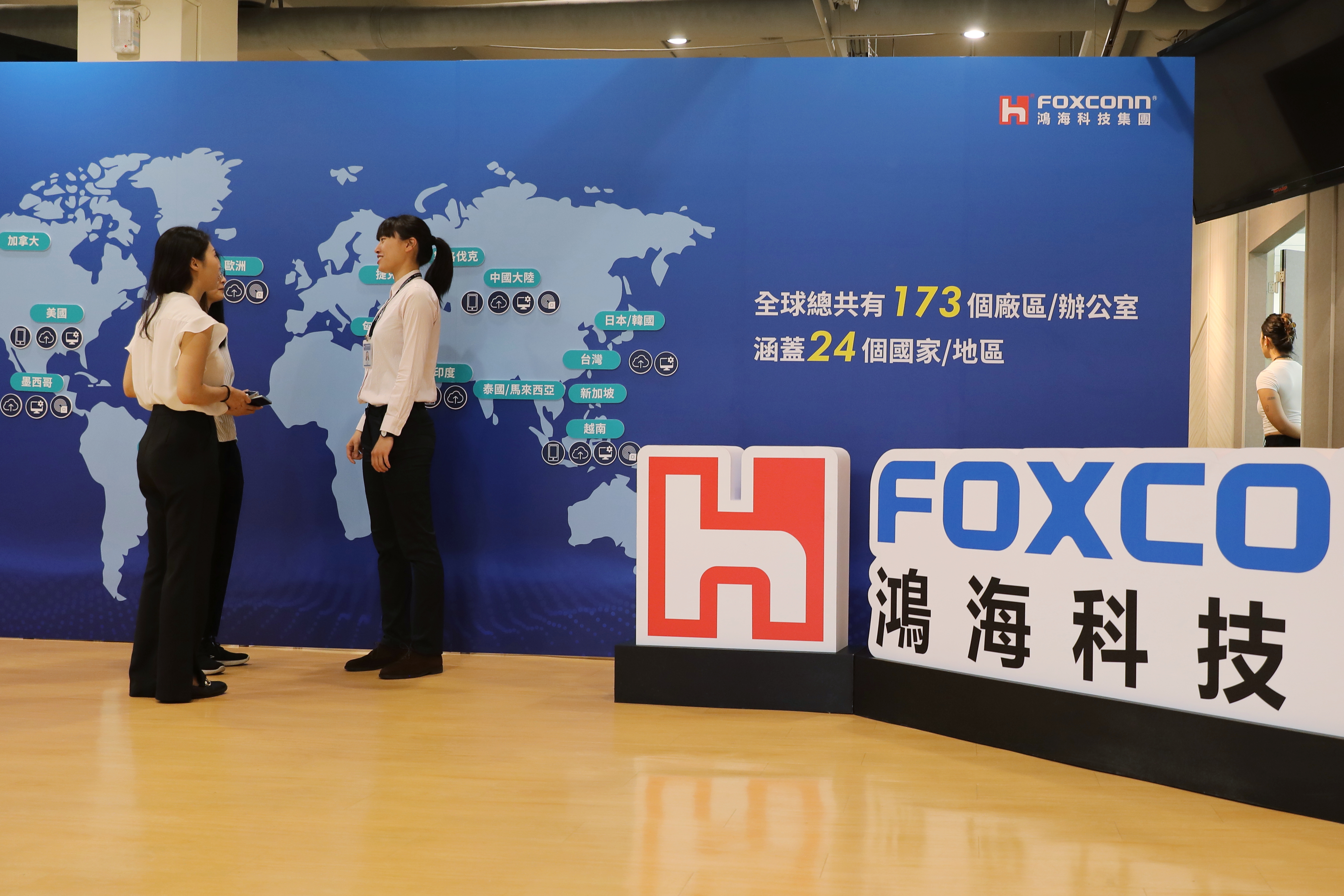 鴻海驚傳遭中國政府查稅，股價連續重挫失守百元大關，同時間爆出成交天量。（本刊資料照）