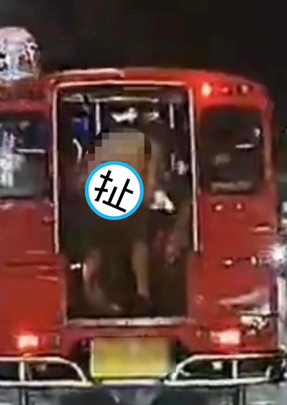 一對外國遊客猴急在嘟嘟車上激戰，全程激情畫面都被後方駕駛錄影拍下。（翻攝臉書粉專「爆料普吉」（แฉยับ ภูเก็ต））