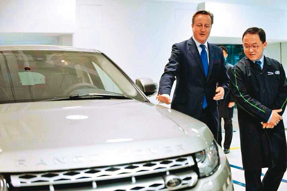 英國外交大臣、前首相David Cameron(左),2017年訪問中國LAND ROVER時,官方代表就是身為台灣人的吳睿弘(右)。(吳睿弘提供)
