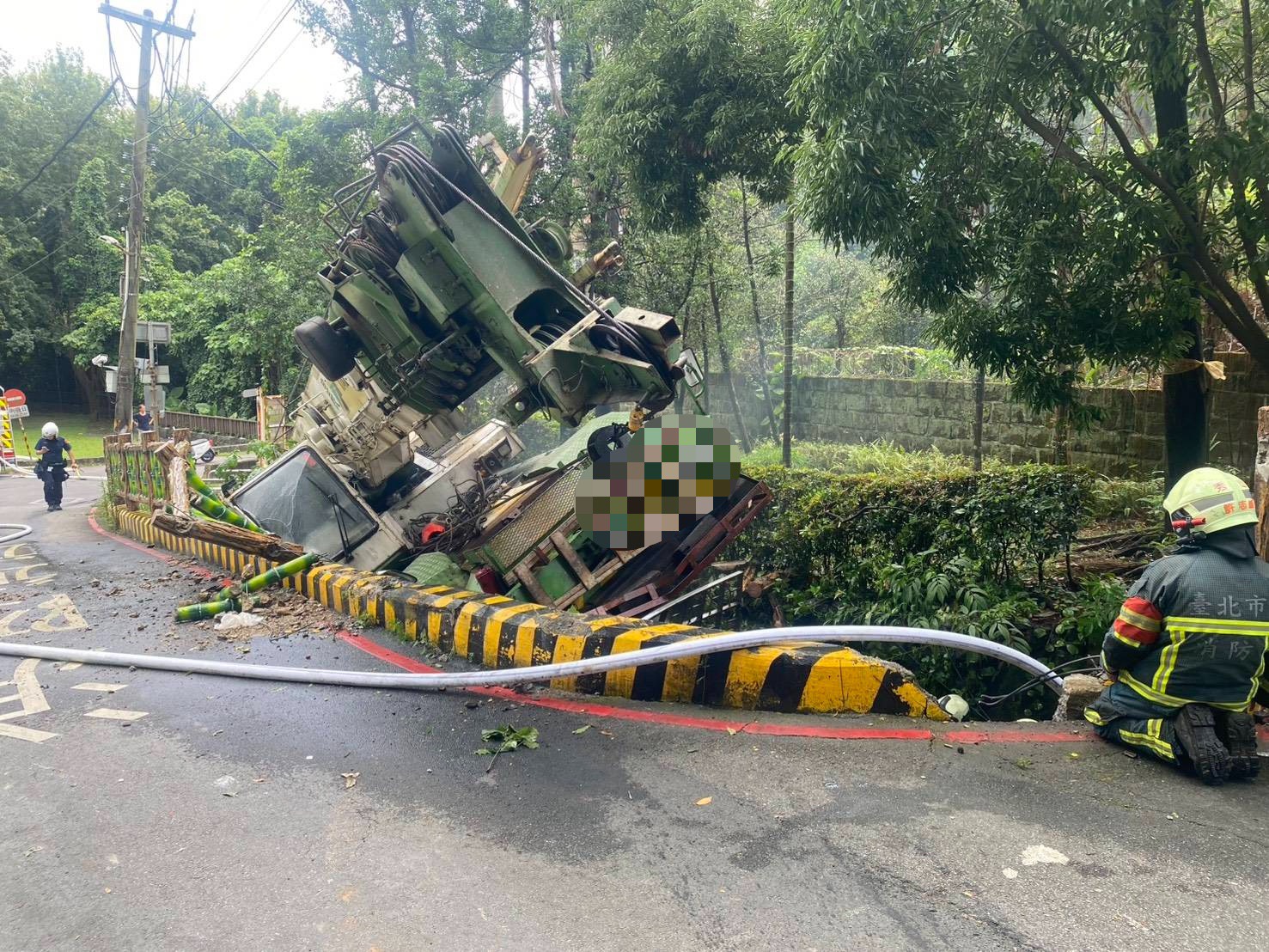 北投大型吊車翻覆起火。 （警方提供）