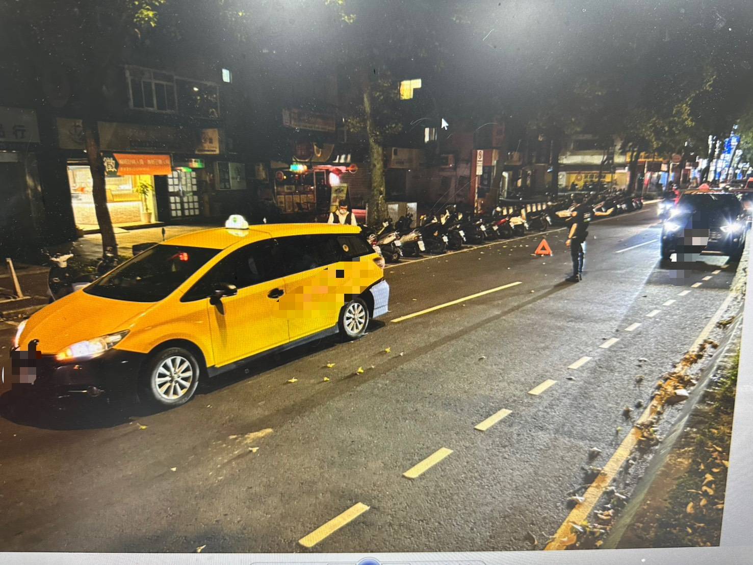 4車連環車禍導致現場交通一度堵塞，警方到場疏導管制。（翻攝畫面）