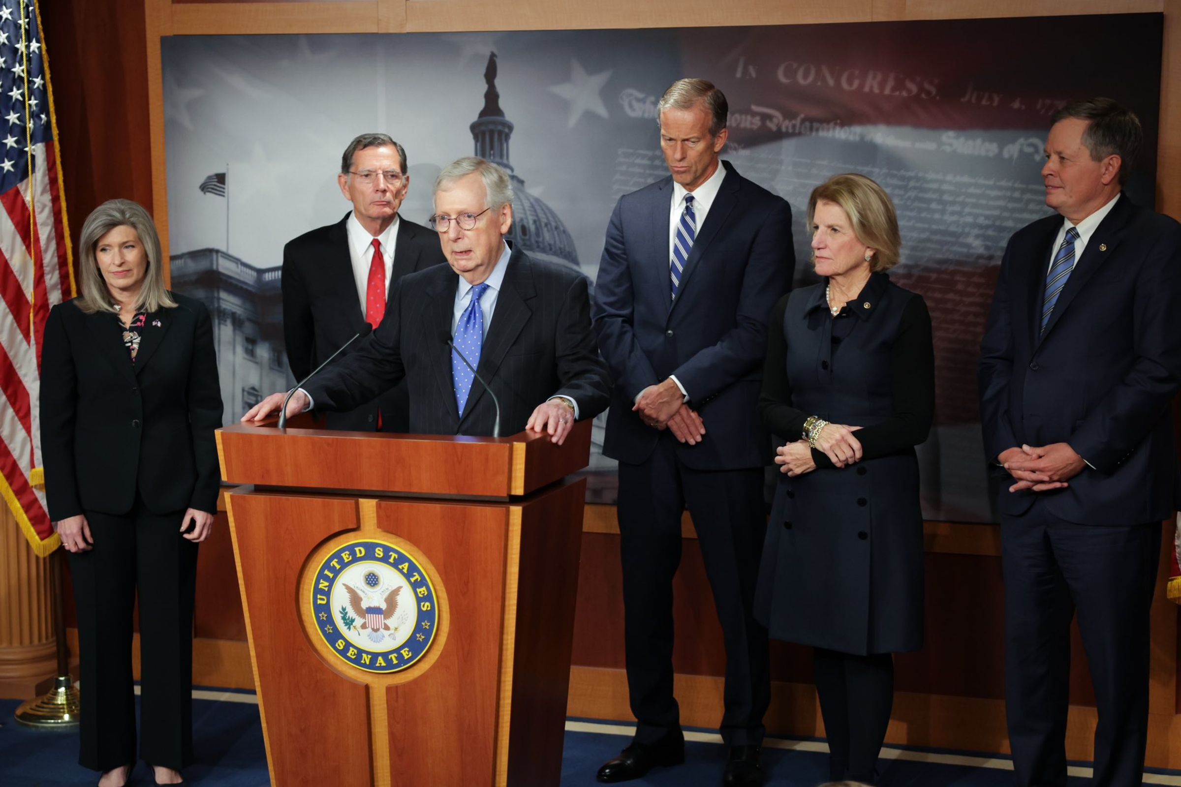 美國聯邦參議共和黨領袖麥康奈(Mitch McConnell)(左3)率領黨團近20年,今日在院會時哽咽宣布11月將卸職。(翻攝自X@LeaderMcConnell)