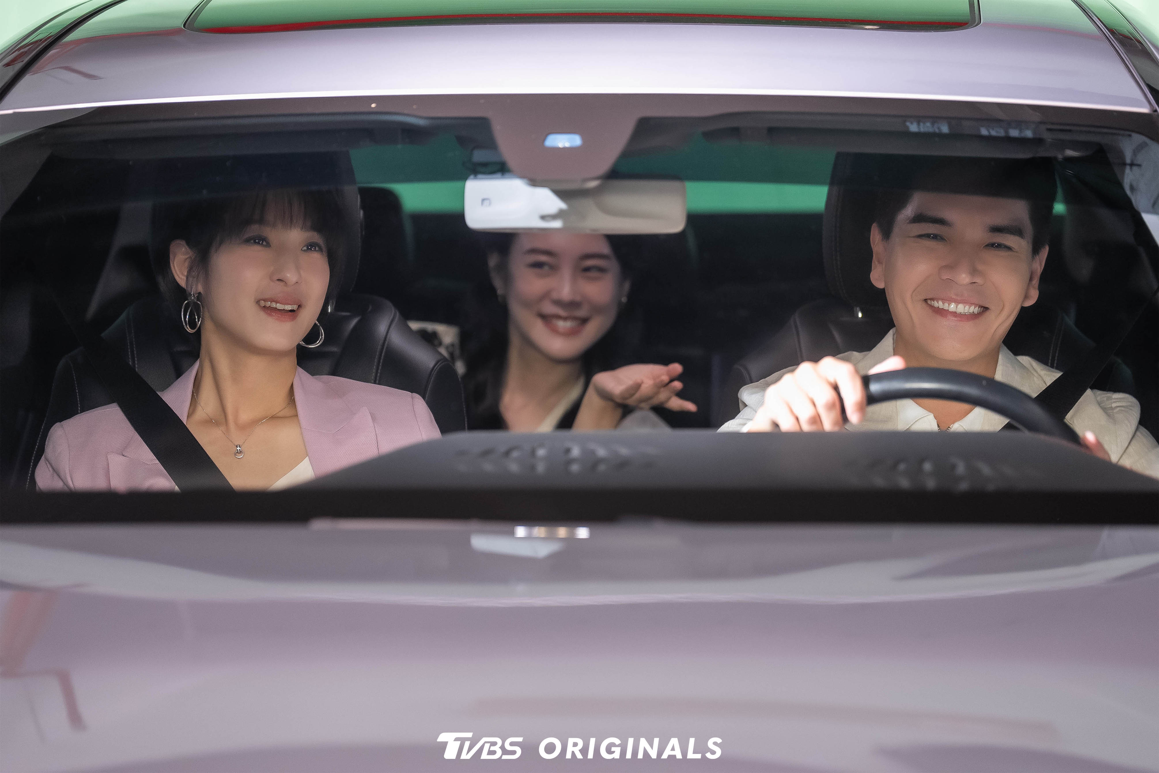 男女主角王傳一、賴雅妍合作多年，認為拍戲像開同學會。（TVBS提供）