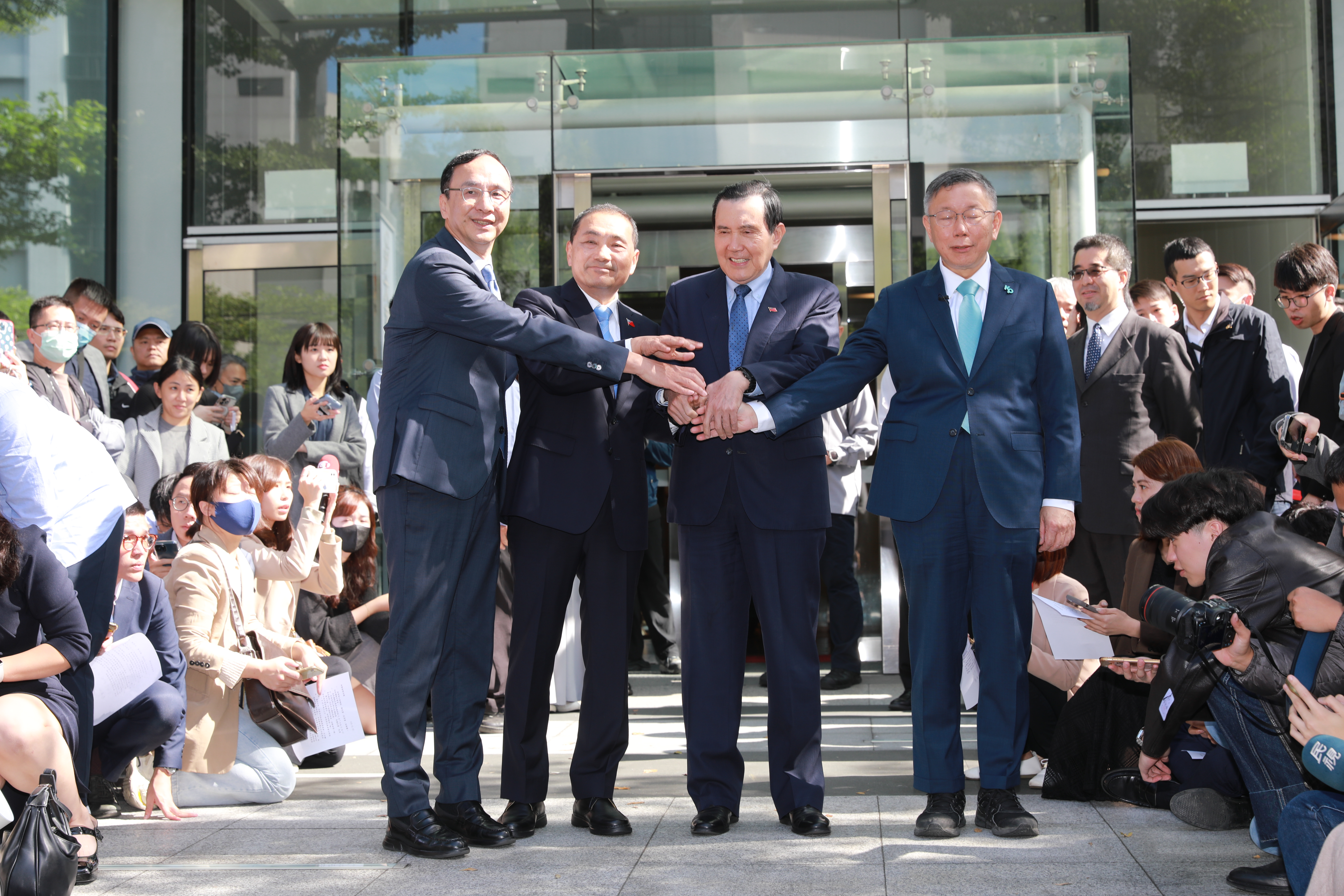 藍白合體有譜！柯文哲：台灣歷史性的一刻，侯友宜：誰正誰副都攜手合作。