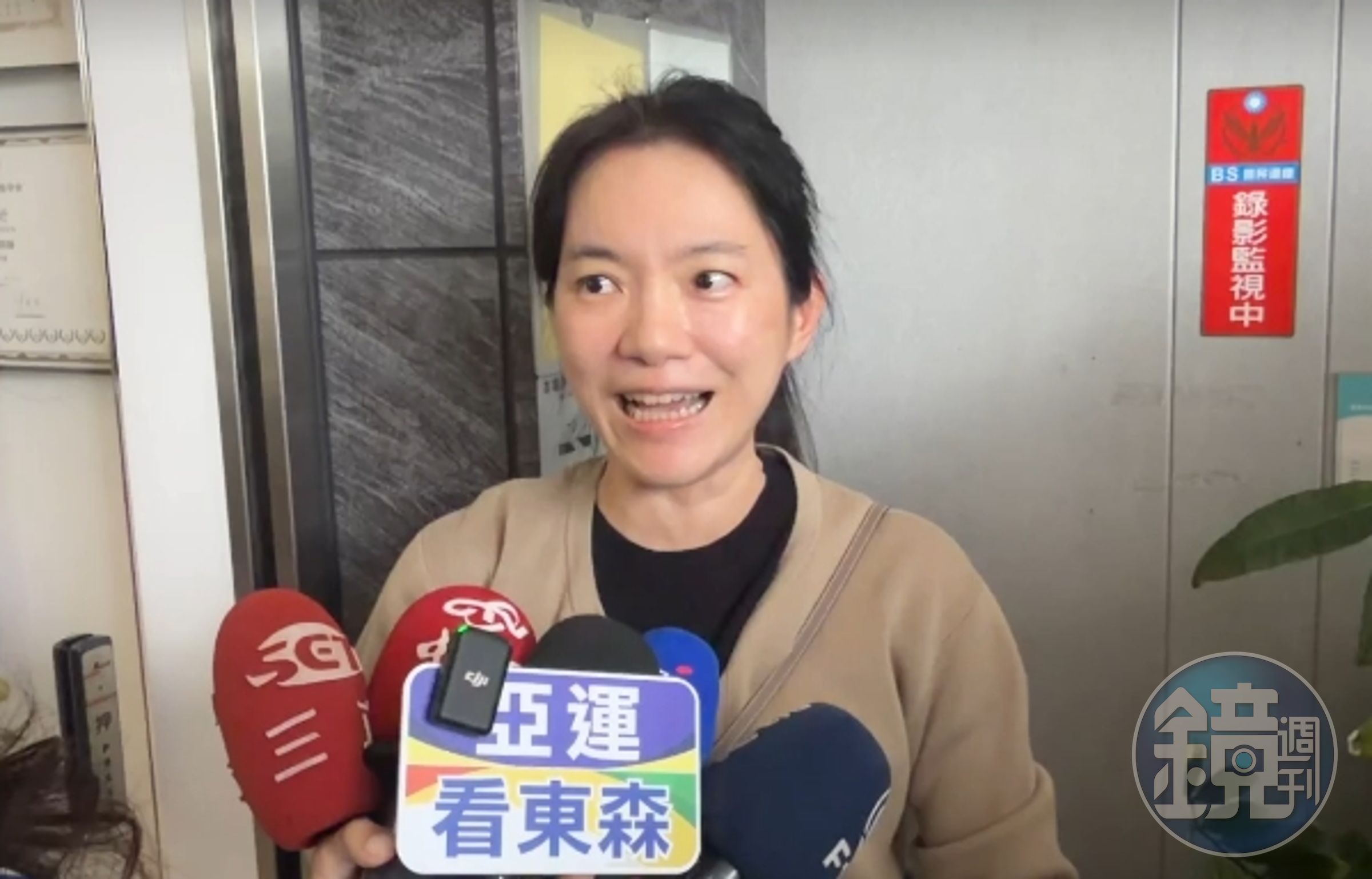 針對趙建銘手機桌布設為護理師許芊芊一事，網友紛紛將手機桌布換成陳幸妤過往美照表達支持。陳幸妤今受訪時展現超高EQ，幽默開玩笑稱「鬼門關後就可以拿掉了」，逗趣反應笑翻大批網友。