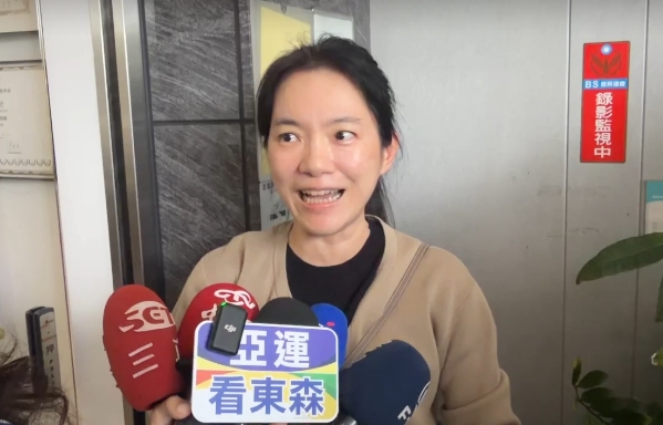 針對趙建銘手機桌布設為護理師許芊芊一事,網友紛紛將手機桌布換成陳幸妤過往美照表達支持。陳幸妤今受訪時展現超高EQ,幽默開玩笑稱「鬼門關後就可以拿掉了」,逗趣反應笑翻大批網友。
