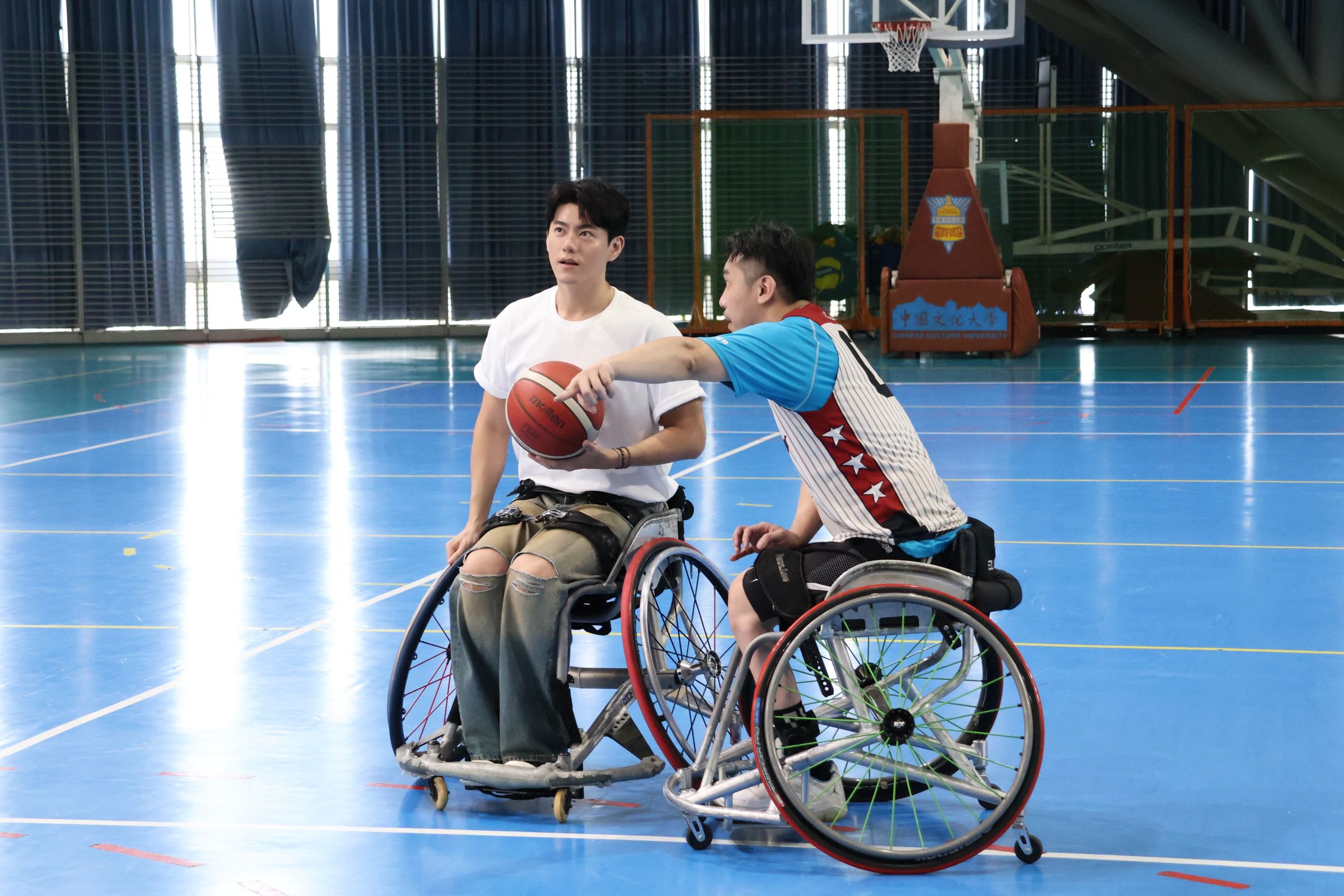 李程彬向代表隊選手請教輪椅籃球的操作方式 。(東旭九翔娛樂)